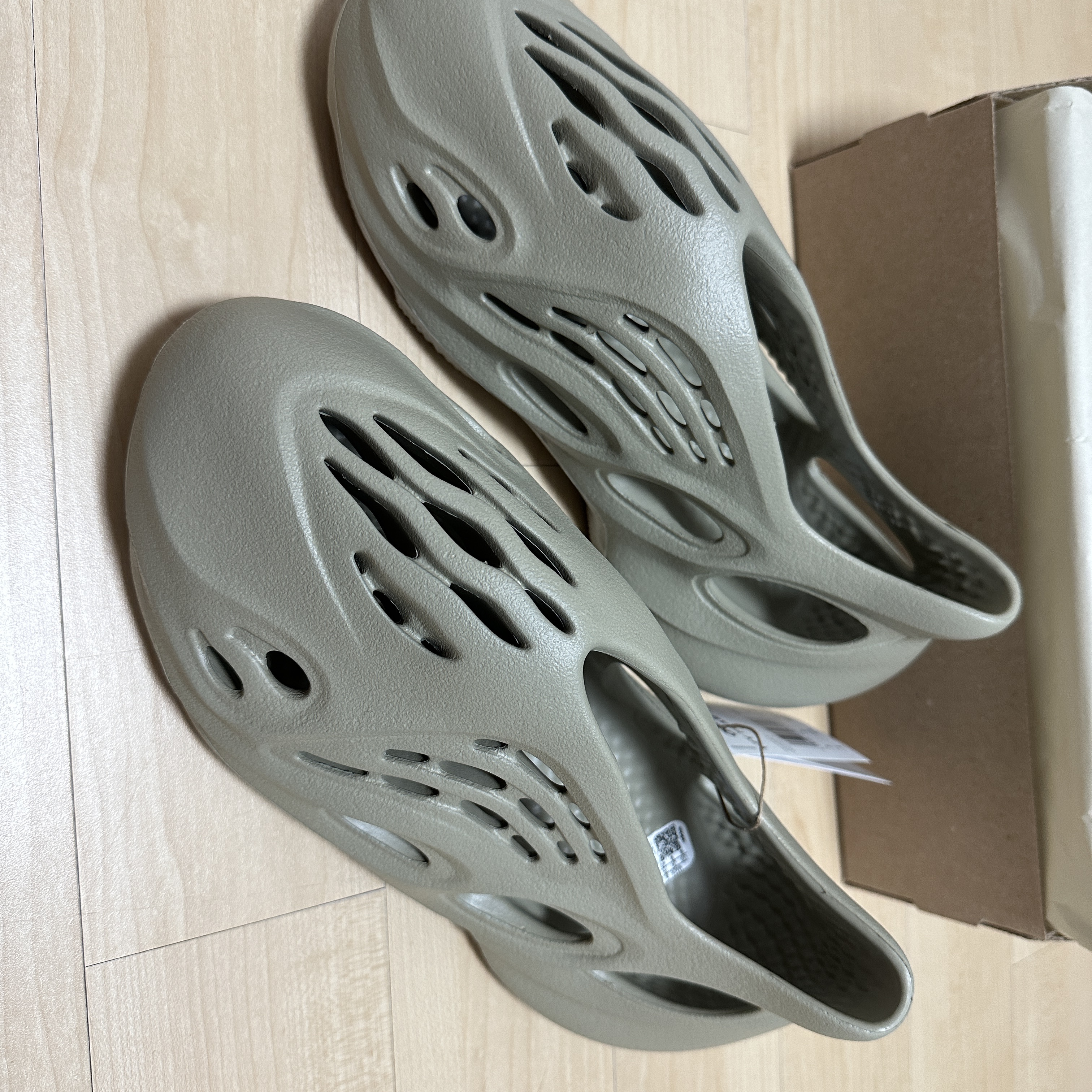 Adidas Yeezy Foam RNNR Stone Salt 착용 스타일