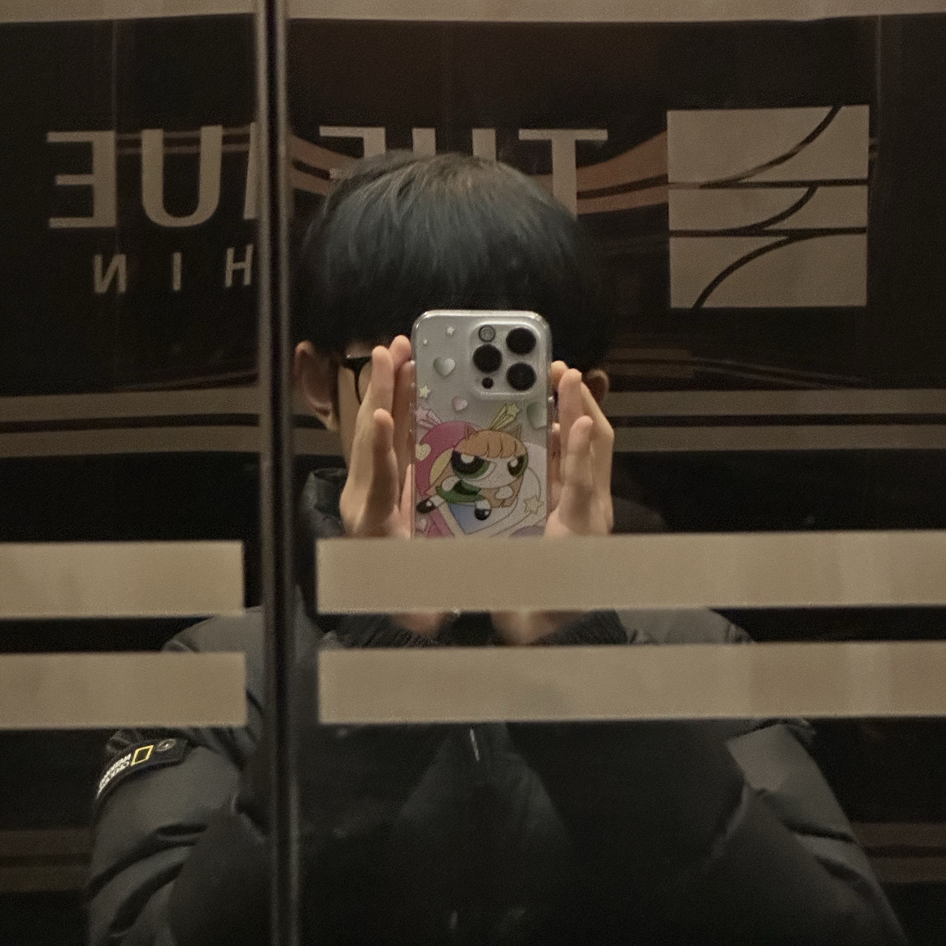 NewJeans x The Powerpuff Girls iPhone 14 Pro Case Haerin 착용 스타일