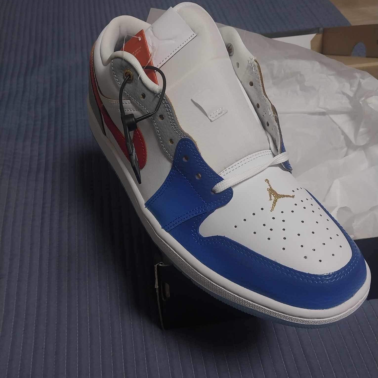 Jordan 1 Low SE White Game Royal University Red 착용 스타일 - 3