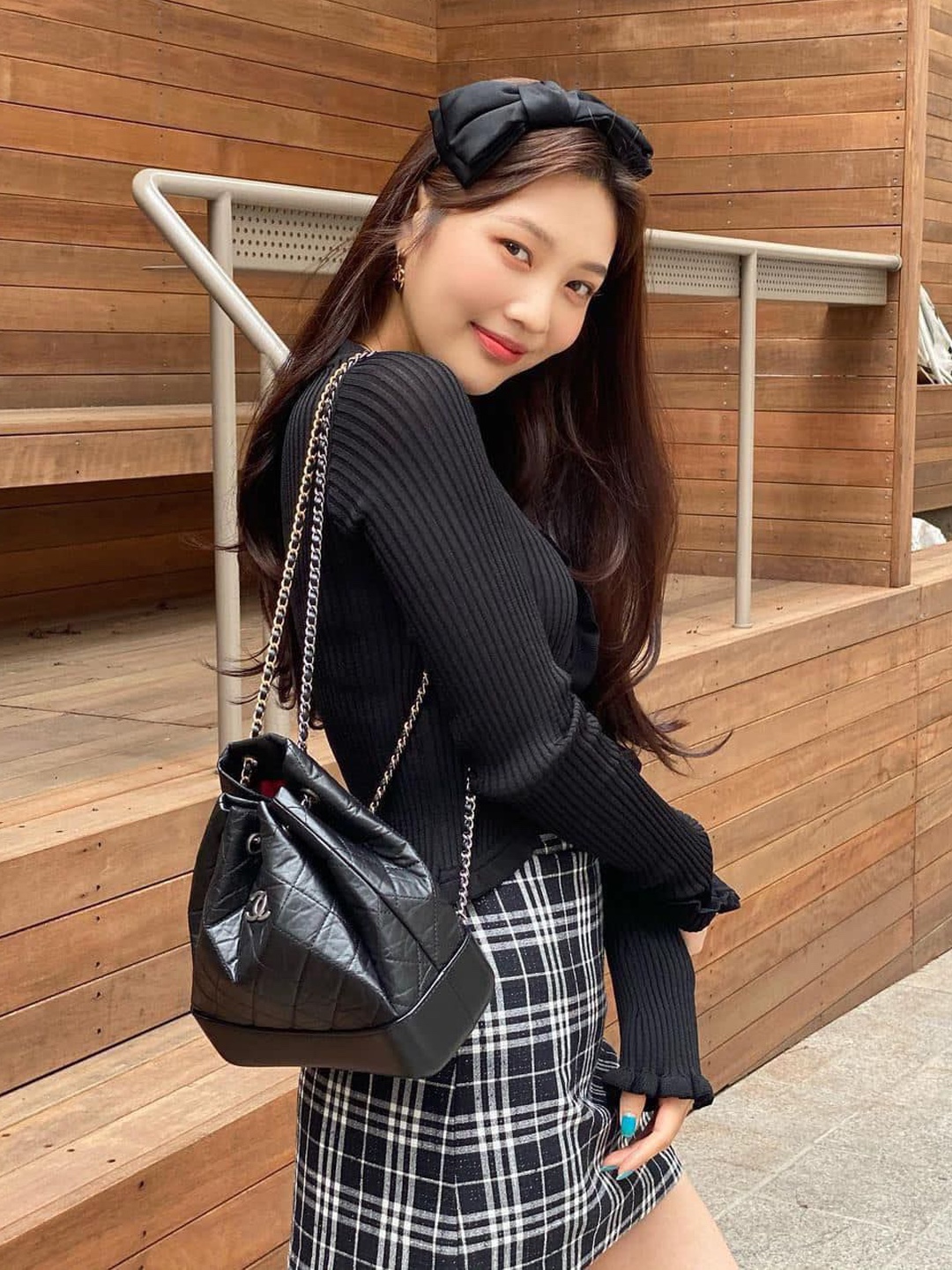 Chanel Small Gabrielle Backpack Aged Calfskin & Gold Silver White Black, Chanel Small Gabrielle Backpack Aged Calfskin & Gold Silver Black 착용 스타일 - 4
