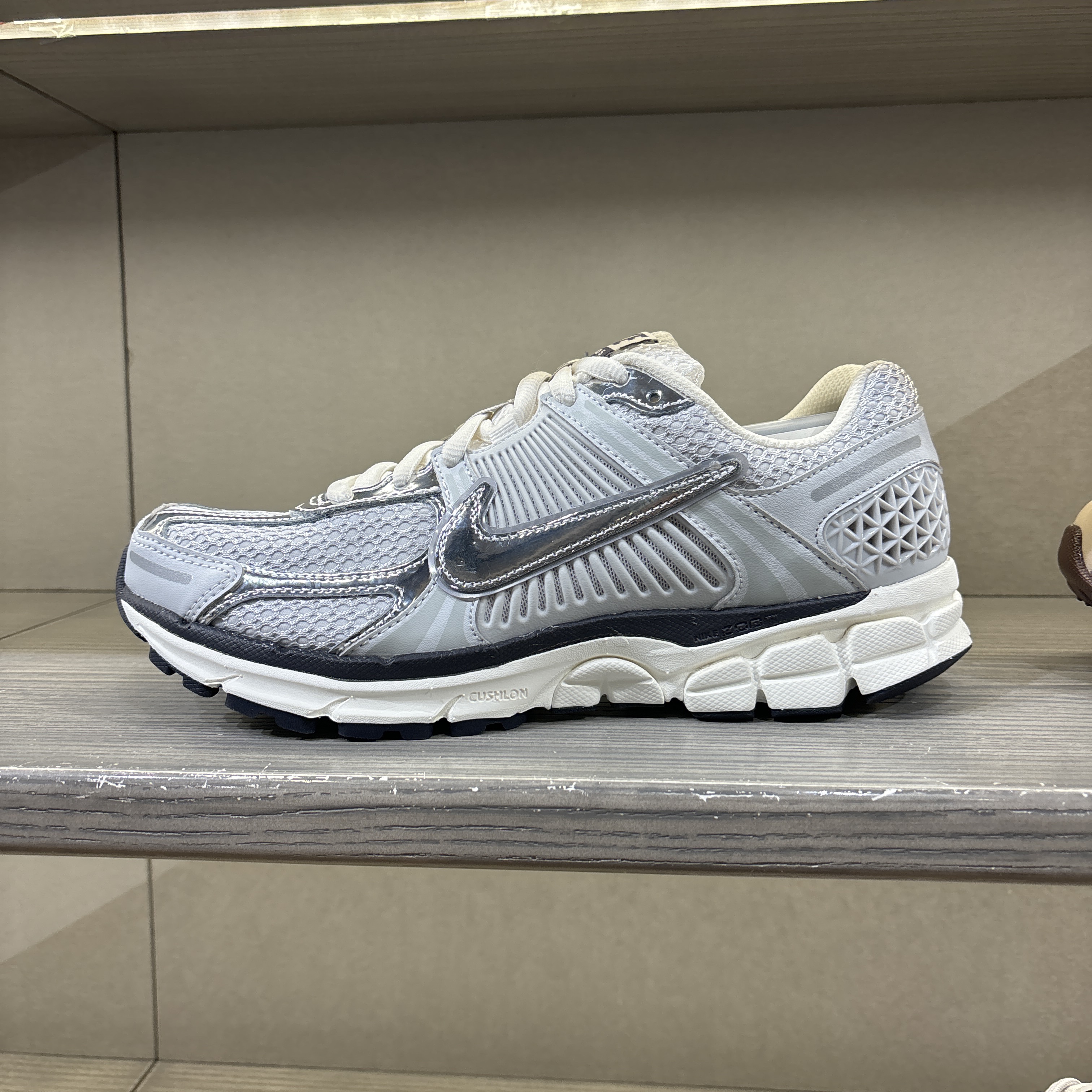 (W) Nike Zoom Vomero 5 Photon Dust and Metallic Silver 착용 스타일