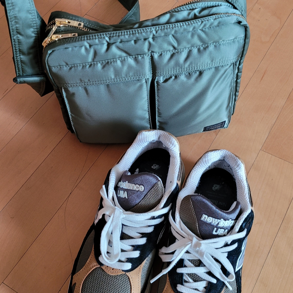 Porter Tanker Shoulder Bag L Sage Green, New Balance 990v3 Made in USA Black Tan 착용 스타일