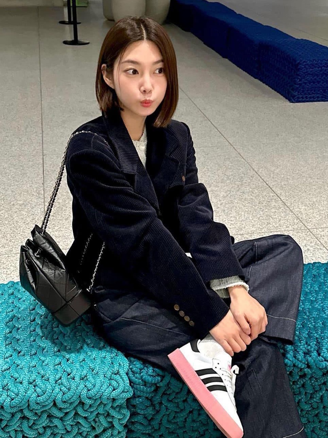 Chanel Small Gabrielle Backpack Aged Calfskin & Gold Silver White Black, Chanel Small Gabrielle Backpack Aged Calfskin & Gold Silver Black 착용 스타일 - 5