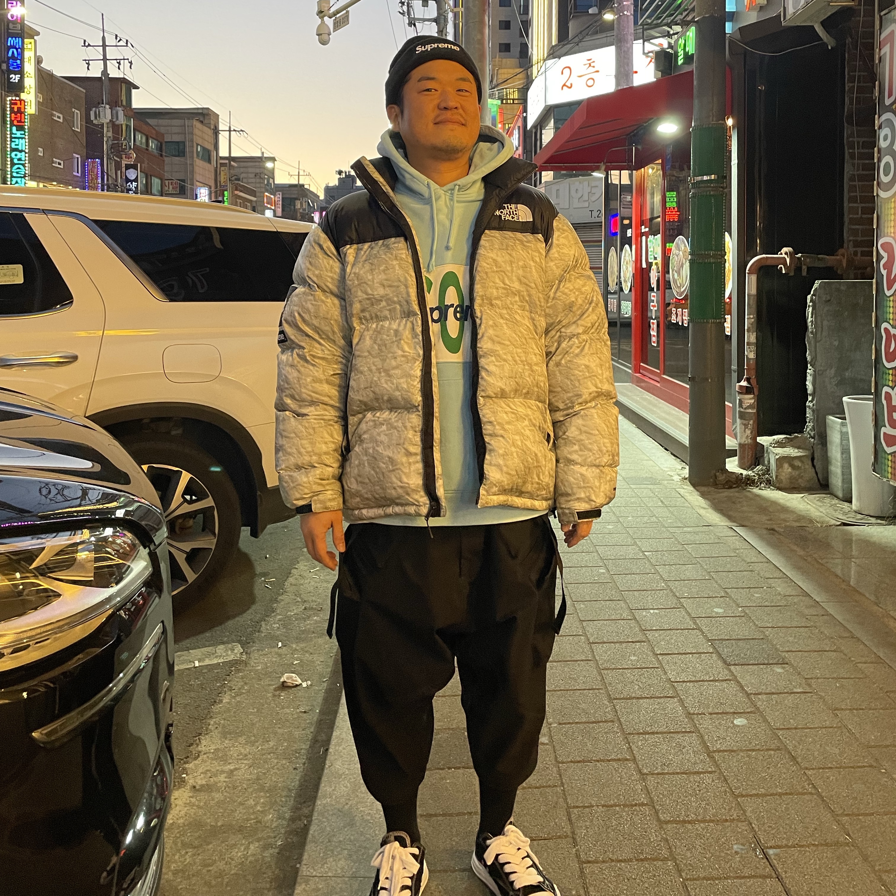 슈프림 x 노스페이스 페이퍼 프린트 눕시 자켓 - 19FW, 슈프림 x 라코스테 로고 패널 후드 스웨트셔츠 라이트 블루 - 19FW 착용 스타일