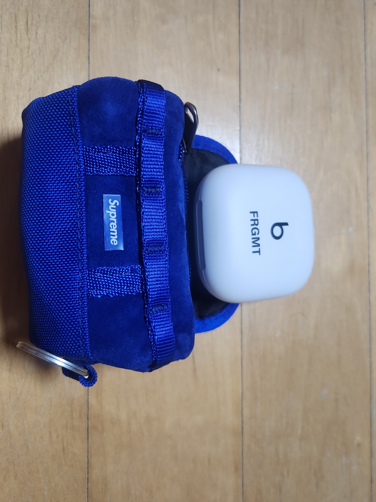 Supreme x The North Face Suede Base Camp Duffle Keychain Blue - 23FW, Beats x Fragment Design Fit Pro Special Edition Pure White (Korean Ver.) 착용 스타일 - 1