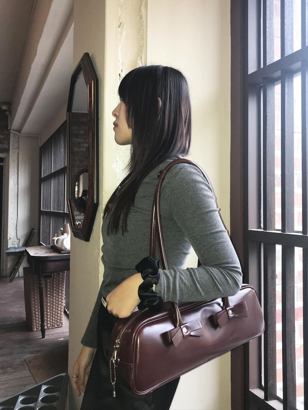 [예약 배송] Saenginstudios Ribbon Baguette Bag Burgundy, [예약 배송] Saenginstudios Ribbon Baguette Bag Black 착용 스타일