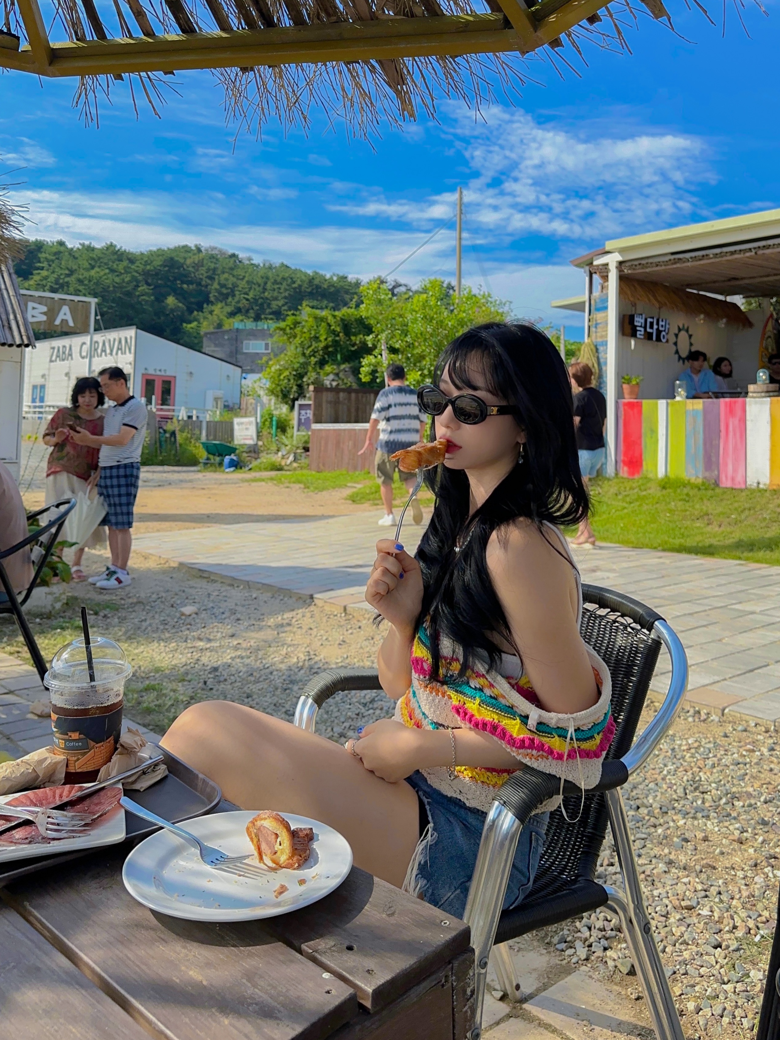 (W) Celine Triomphe 01 Sunglasses in Acetate Black, (W) Dr. Martens Nartilla Hydro Leather Sandal Black 착용 스타일 - 1