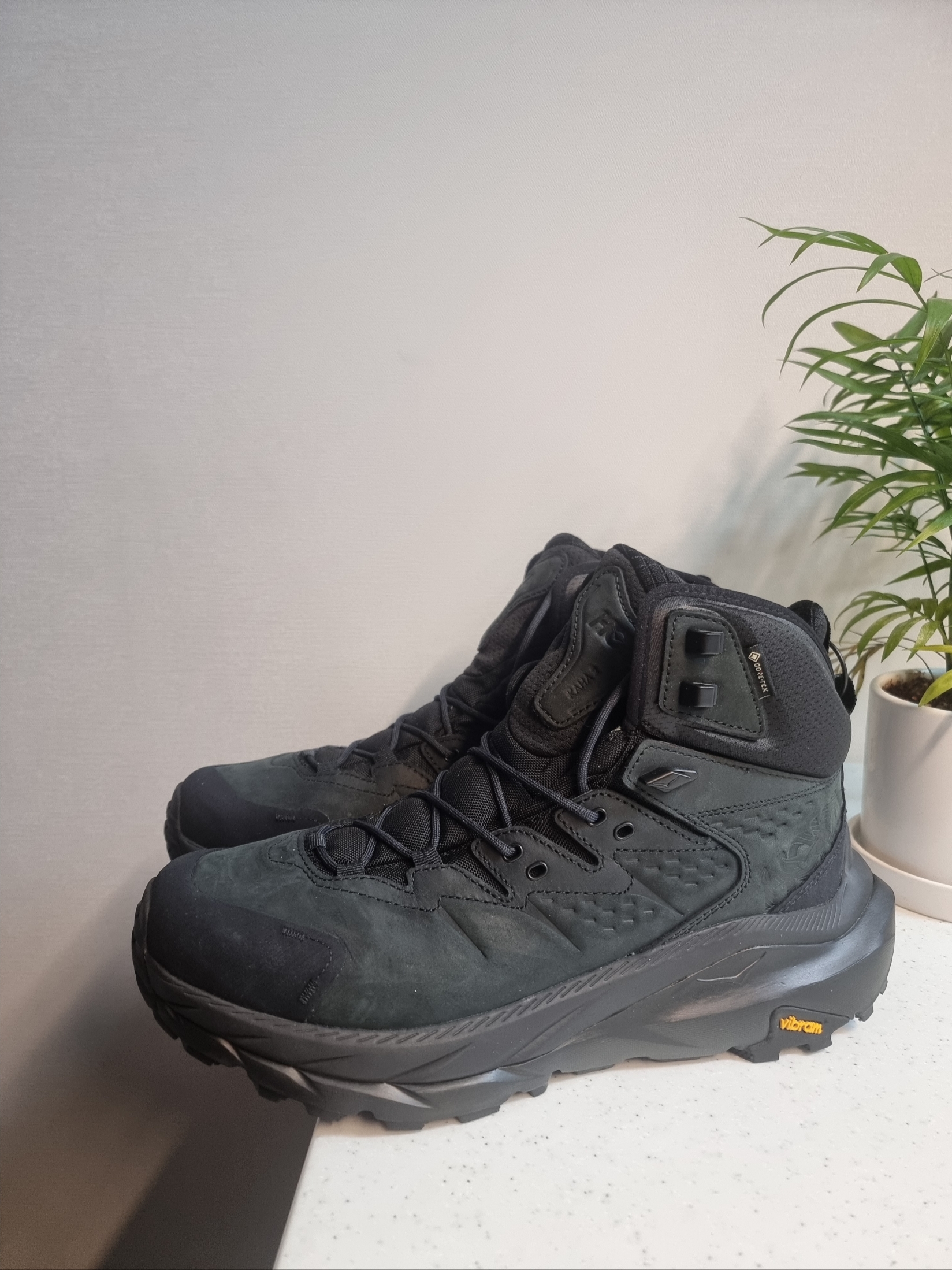 Hoka Kaha 2 Gore-Tex Black 착용 스타일
