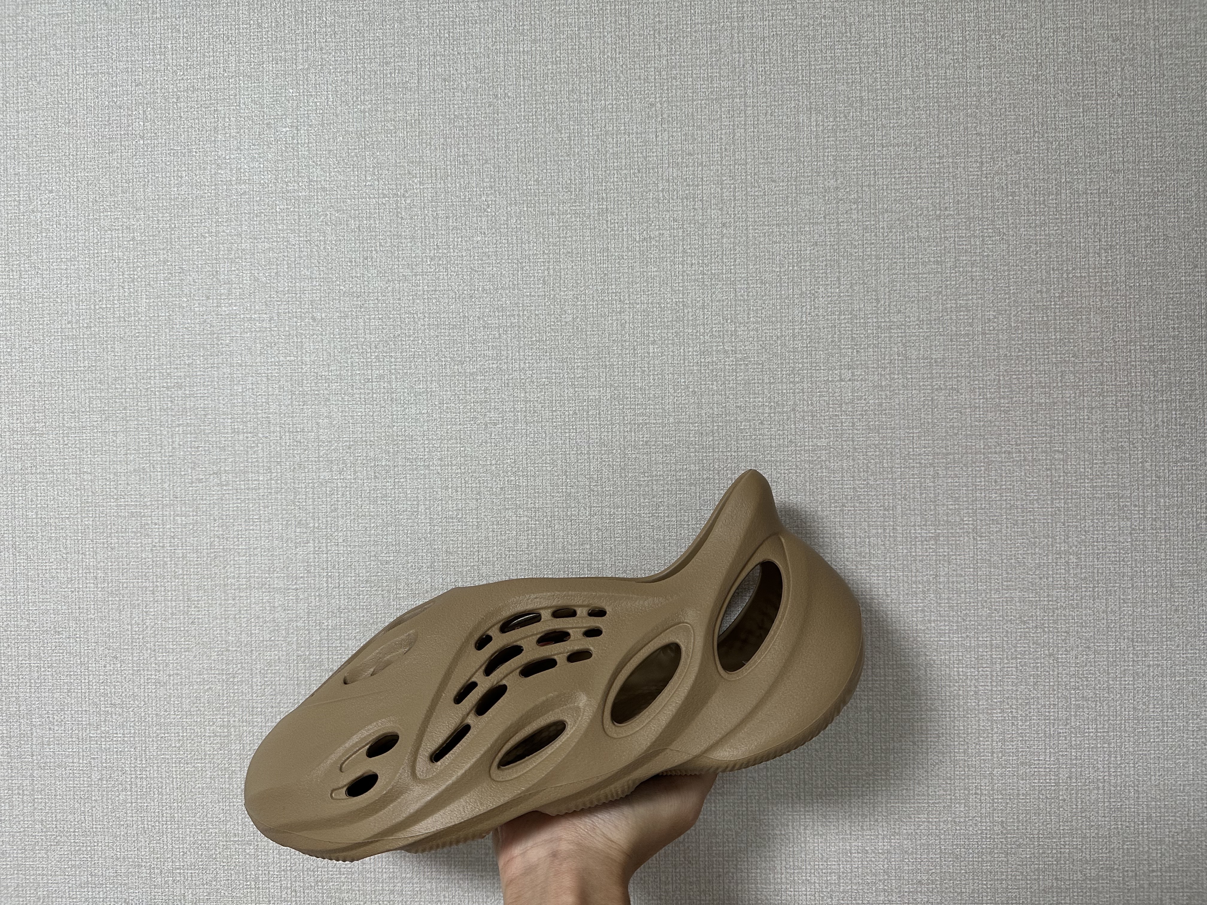 Adidas Yeezy Foam RNNR Clay Taupe 착용 스타일 - 2