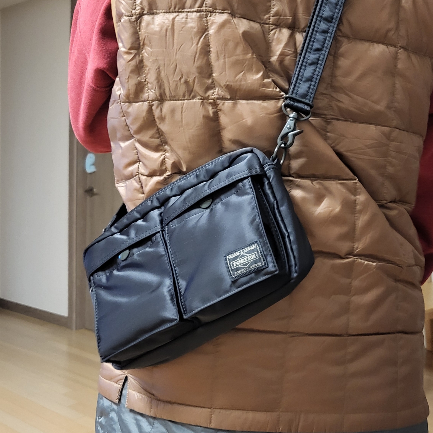 Porter Tanker Shoulder Bag Black 착용 스타일