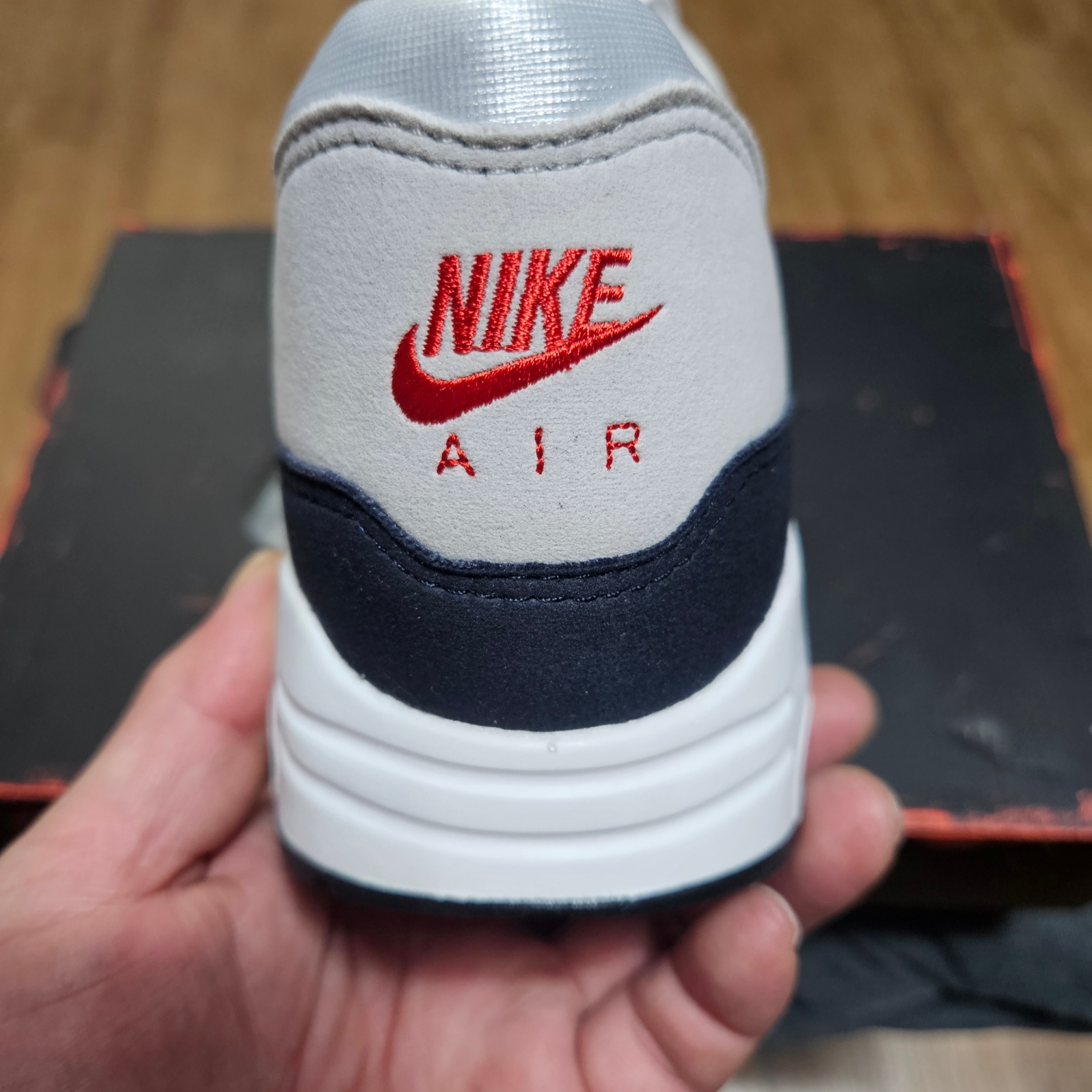 Nike Air Max 1 '86 Dark Obsidian and University Red 착용 스타일 - 5