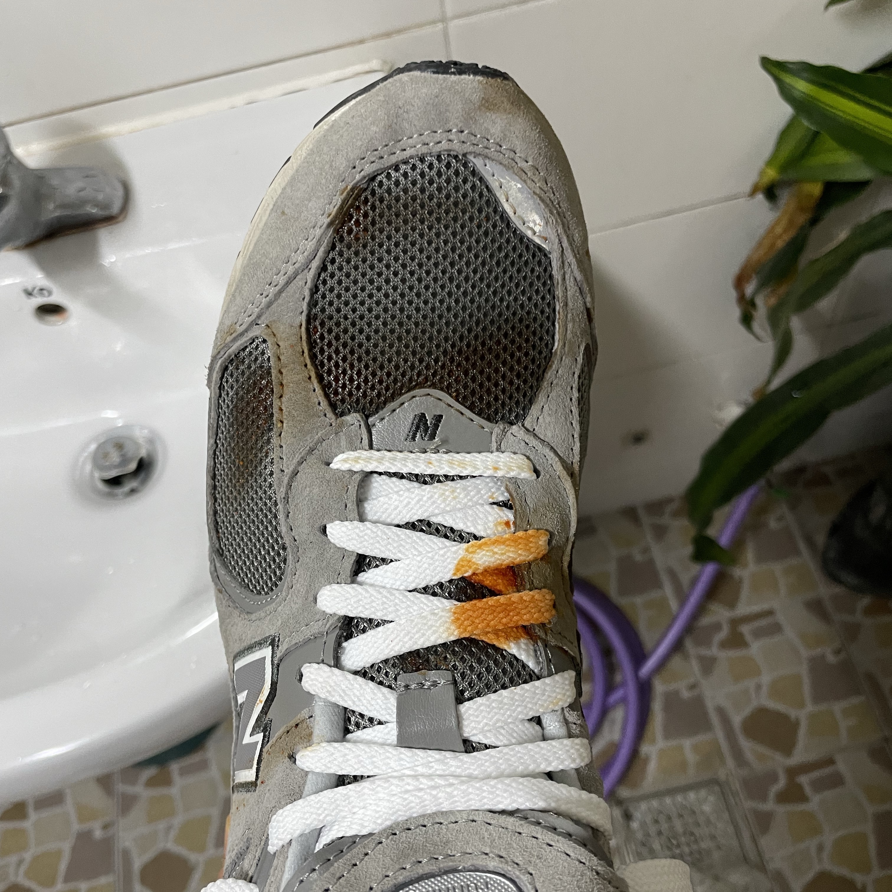 New Balance 2002R Grey 착용 스타일 - 1