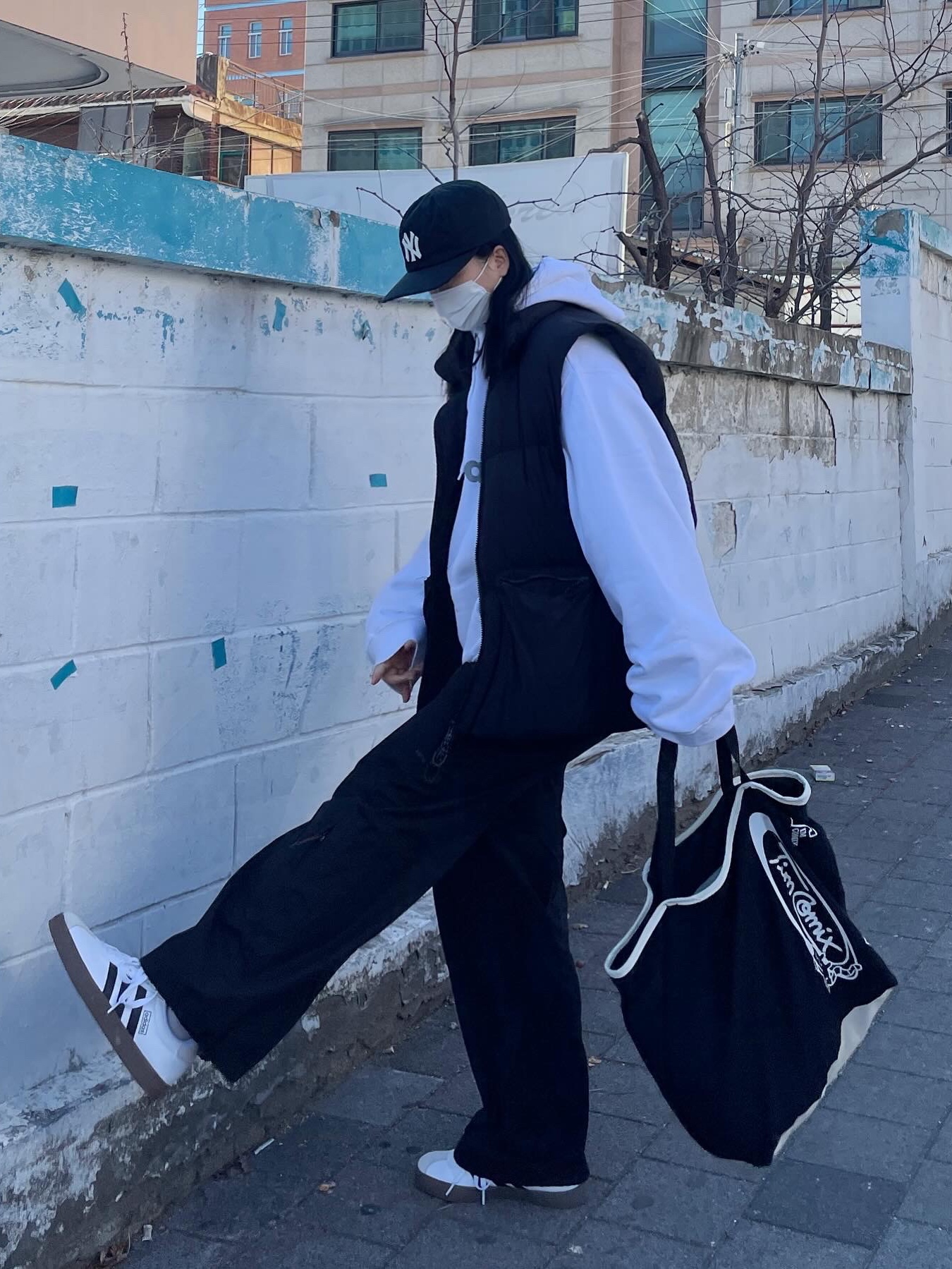 Adidas VL Court Base Cloud White Core Black 착용 스타일 - 4