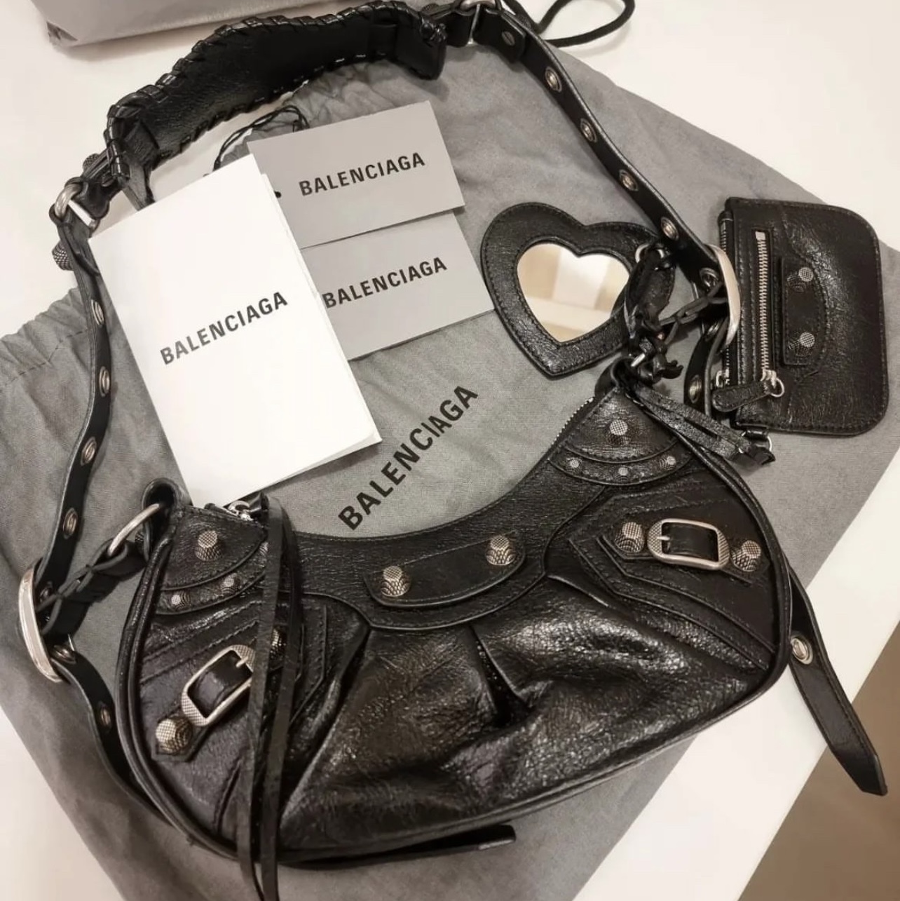 Balenciaga Arena Lambskin Le Cagole XS Shoulder Bag Black 착용 스타일 - 2