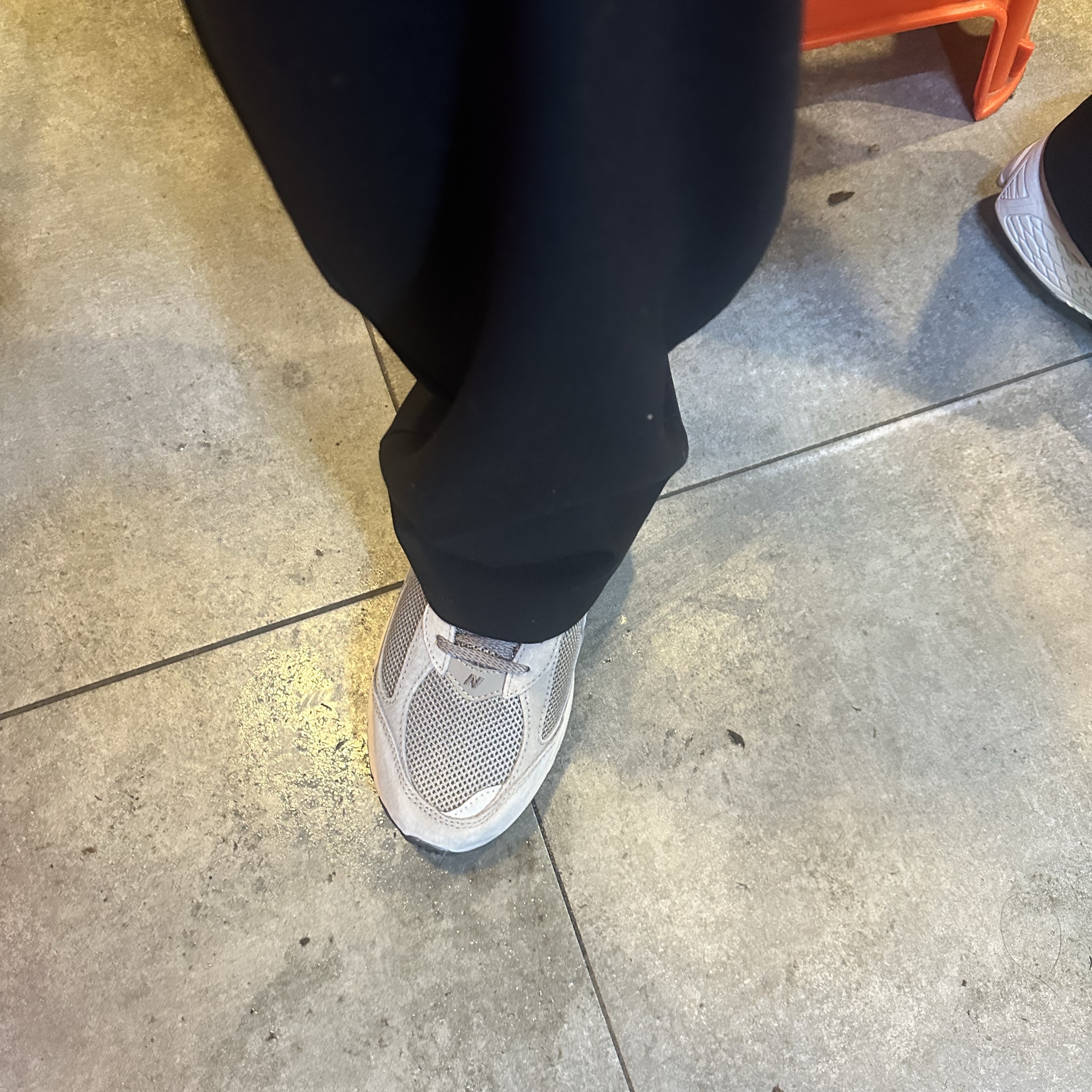New Balance 2002R Grey 착용 스타일