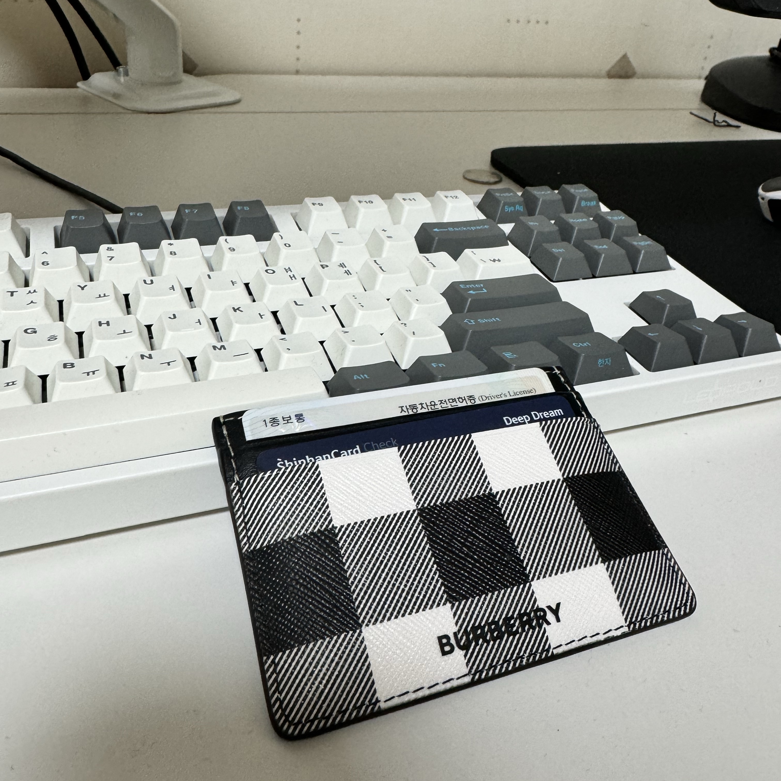 Burberry Exaggerated Check and Leather Card Case Dark Birch Brown 착용 스타일