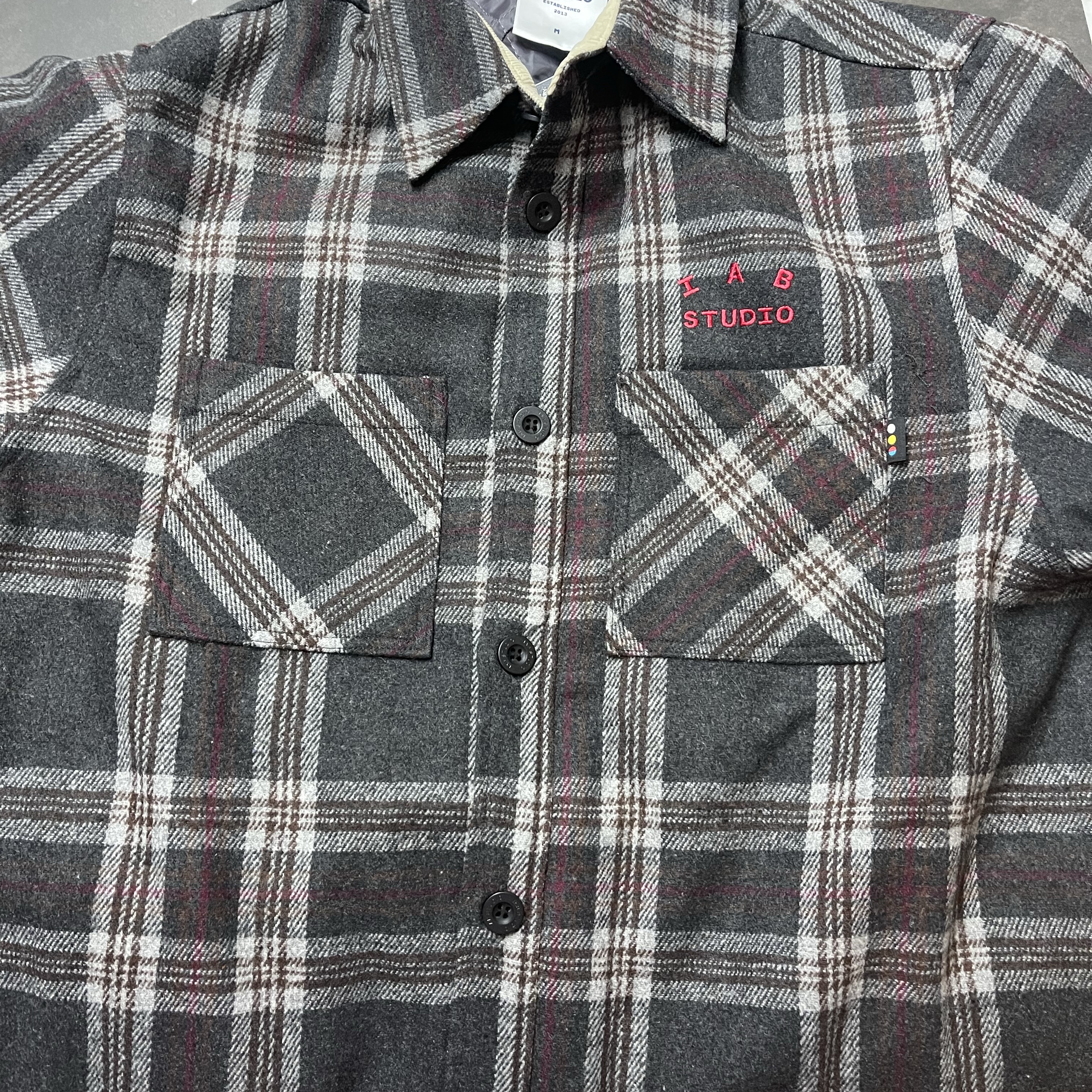 IAB Studio Check Shirt Jacket Gray Red 착용 스타일