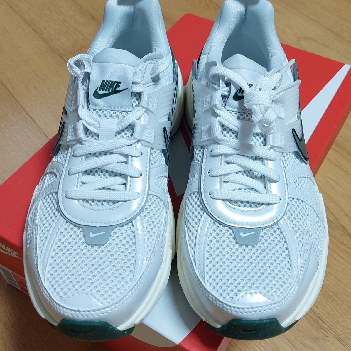 Nike V2K Run White Fir 착용 스타일 - 2