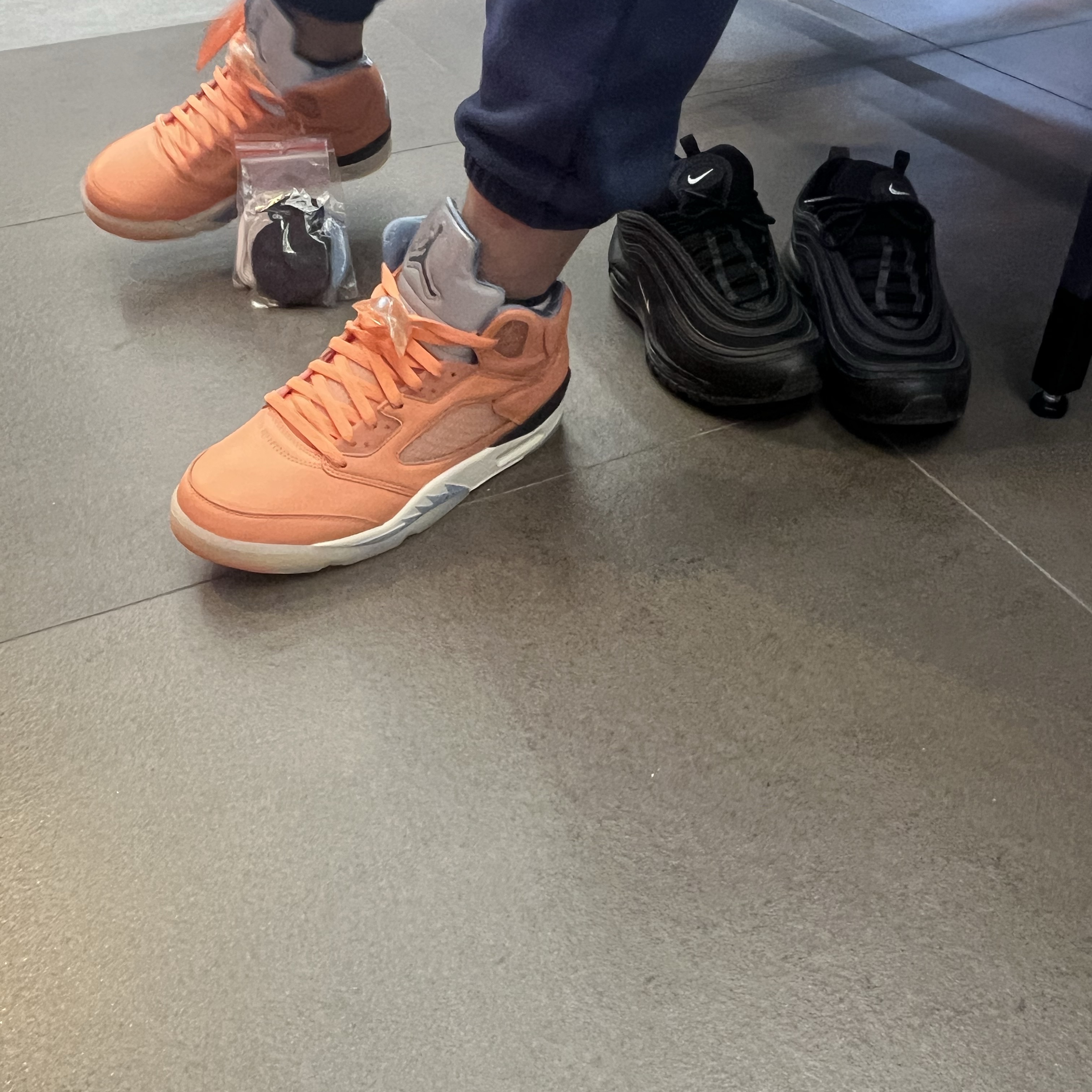 Jordan 5 x DJ Khaled Retro SP Crimsson Bliss, Nike Air Max 97 Black White Anthracite 착용 스타일 - 2