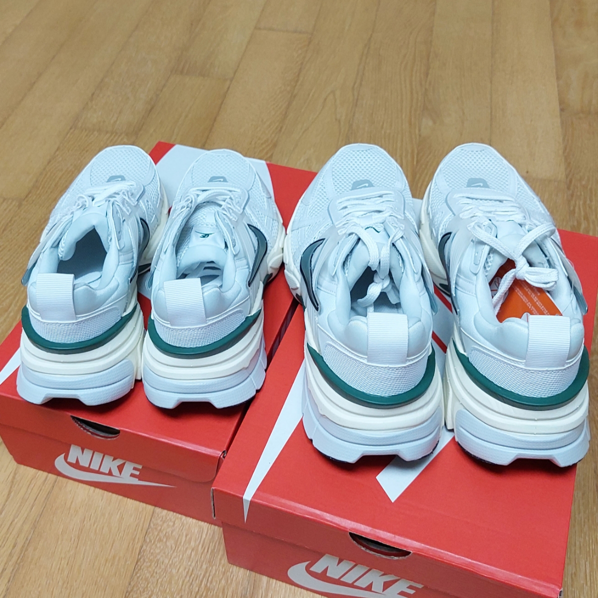 Nike V2K Run White Fir 착용 스타일 - 4
