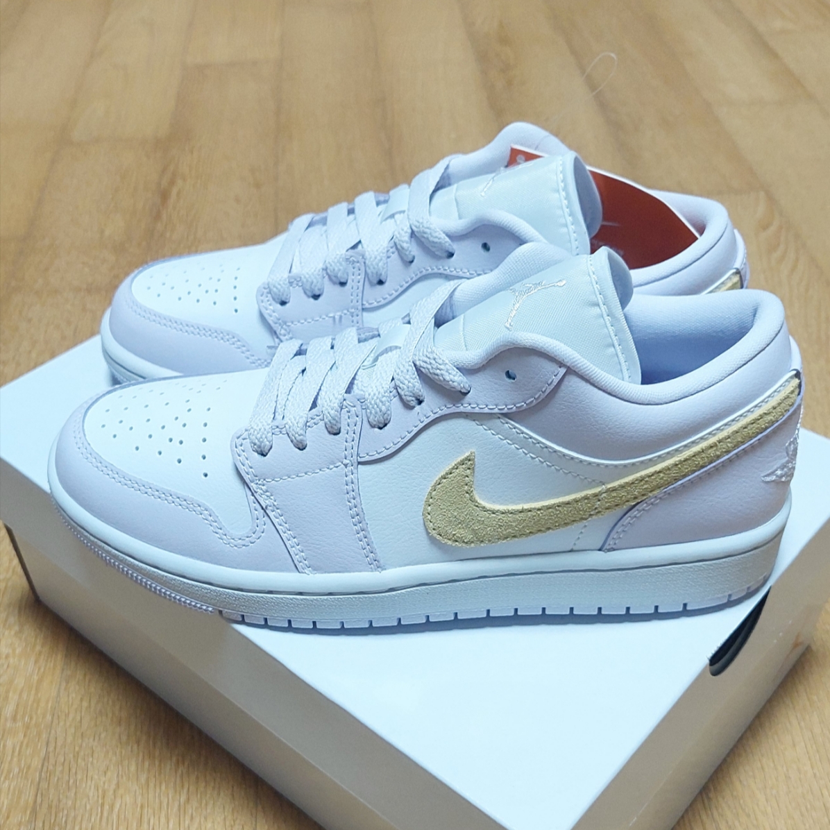 (W) Jordan 1 Low Barely Grape Lemon Wash 착용 스타일 - 1