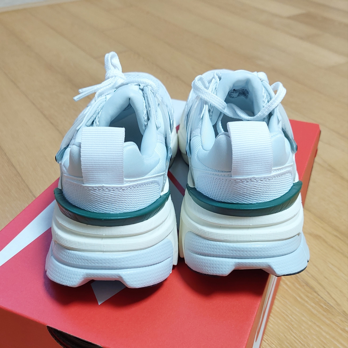 Nike V2K Run White Fir 착용 스타일 - 4