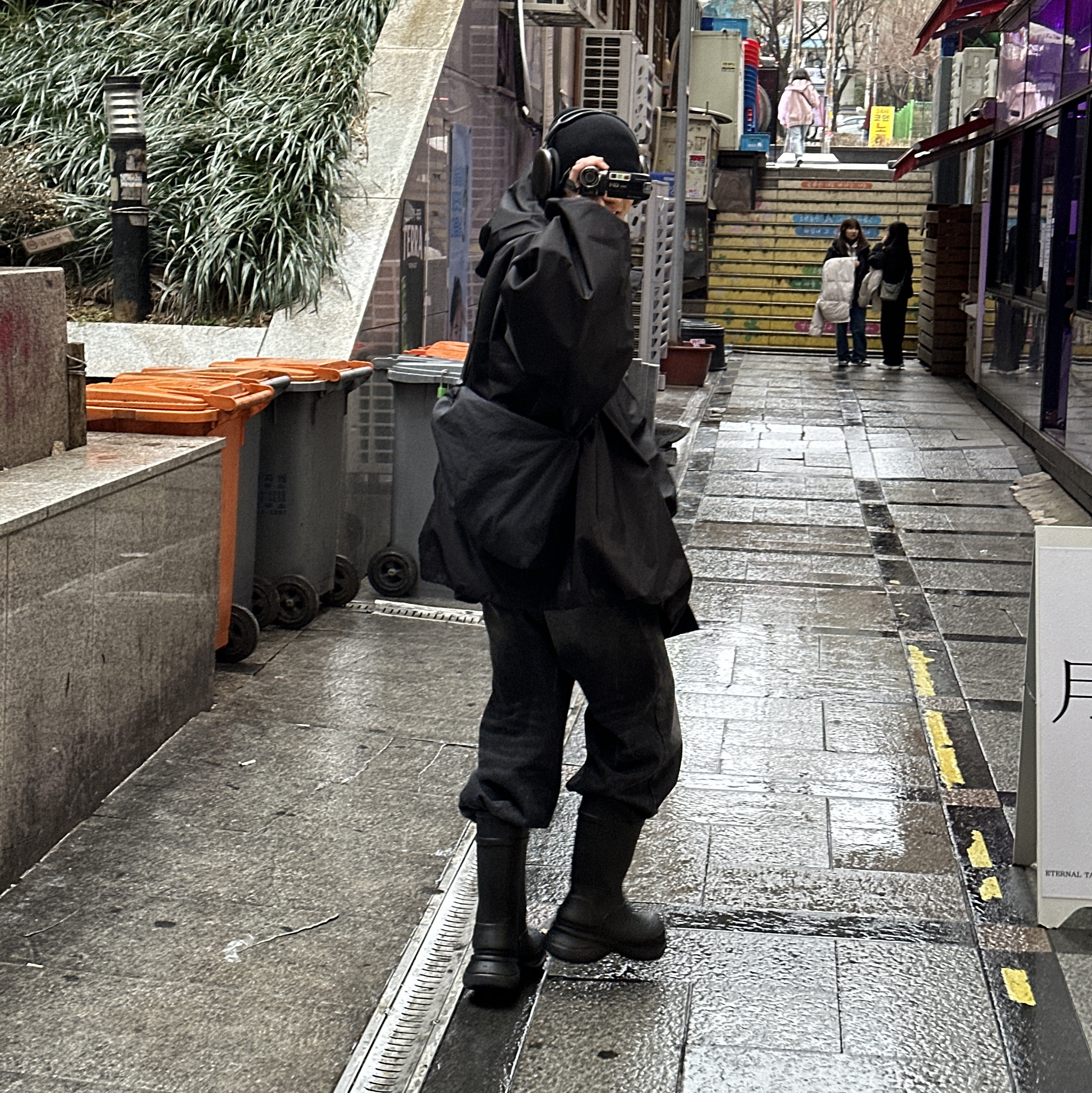 Yeezy Gap Engineered By Balenciaga T-Cut Parka Black, Balenciaga x Crocs Rubber Boot Black 착용 스타일 - 5