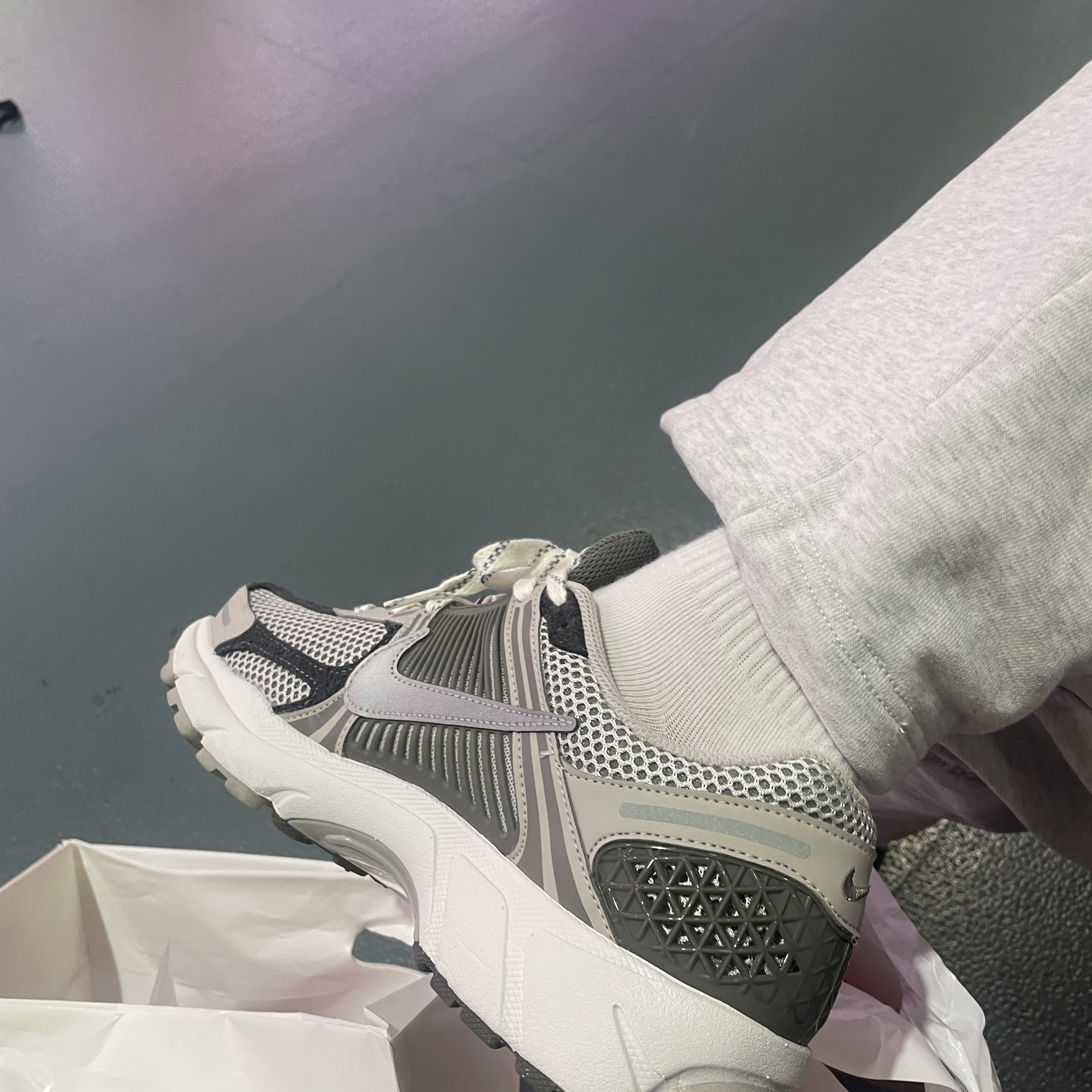 Nike Zoom Vomero 5 PRM Light Iron Ore and Flat Fewter 착용 스타일