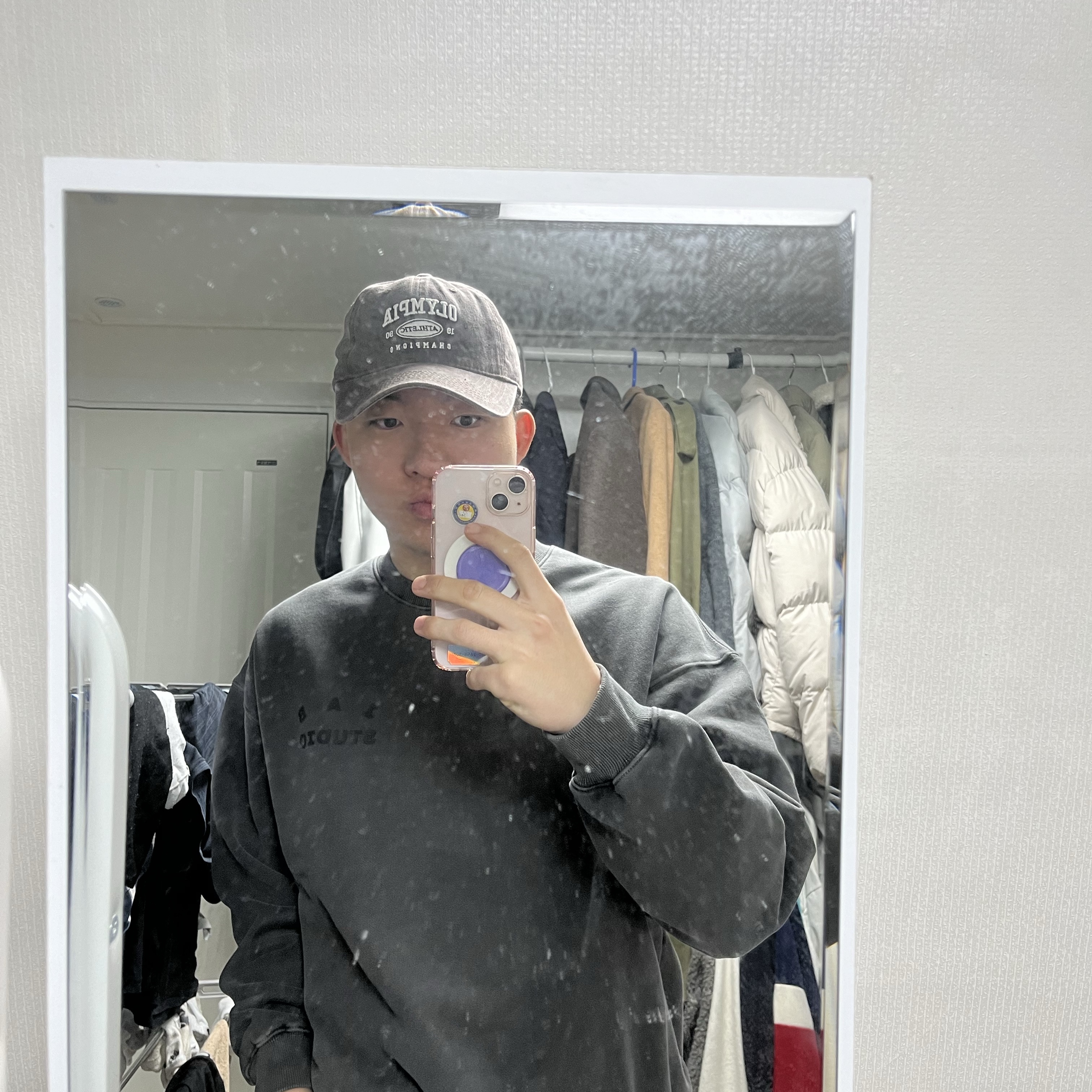 IAB Studio Pigment Sweatshirt Black 착용 스타일