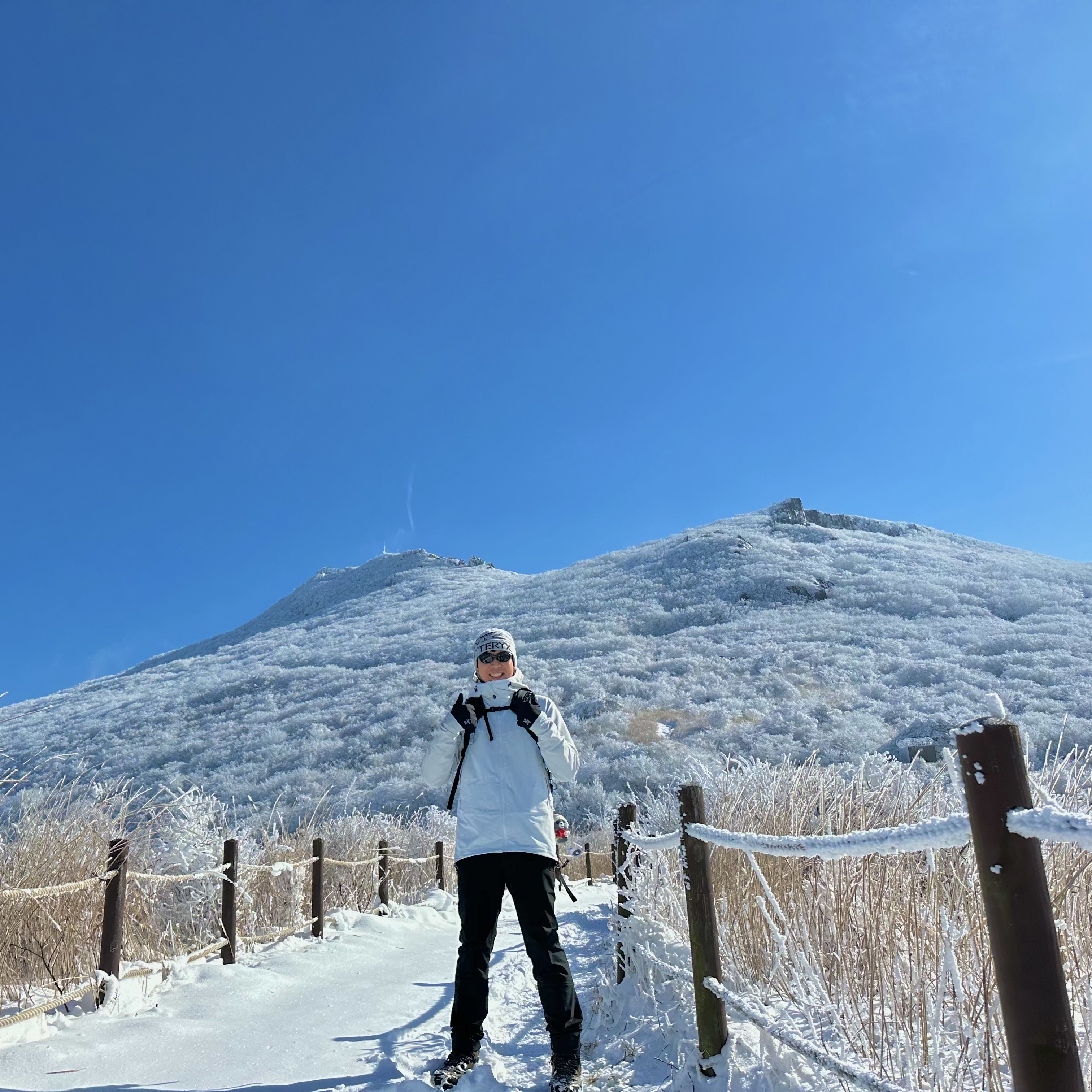 Arc'teryx Bird Word Toque Orca, Oakley Eye Jacket Redux Matte Black Frame Prizm Grey Lenses High Bridge Fit 착용 스타일
