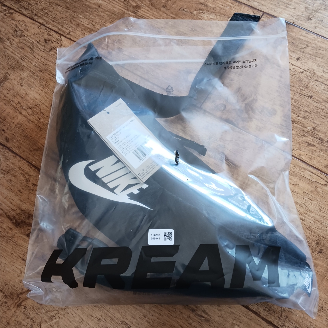 (GS) Jordan 1 Retro High OG Top 3, Nike Heritage Waistpack Black 착용 스타일 - 2