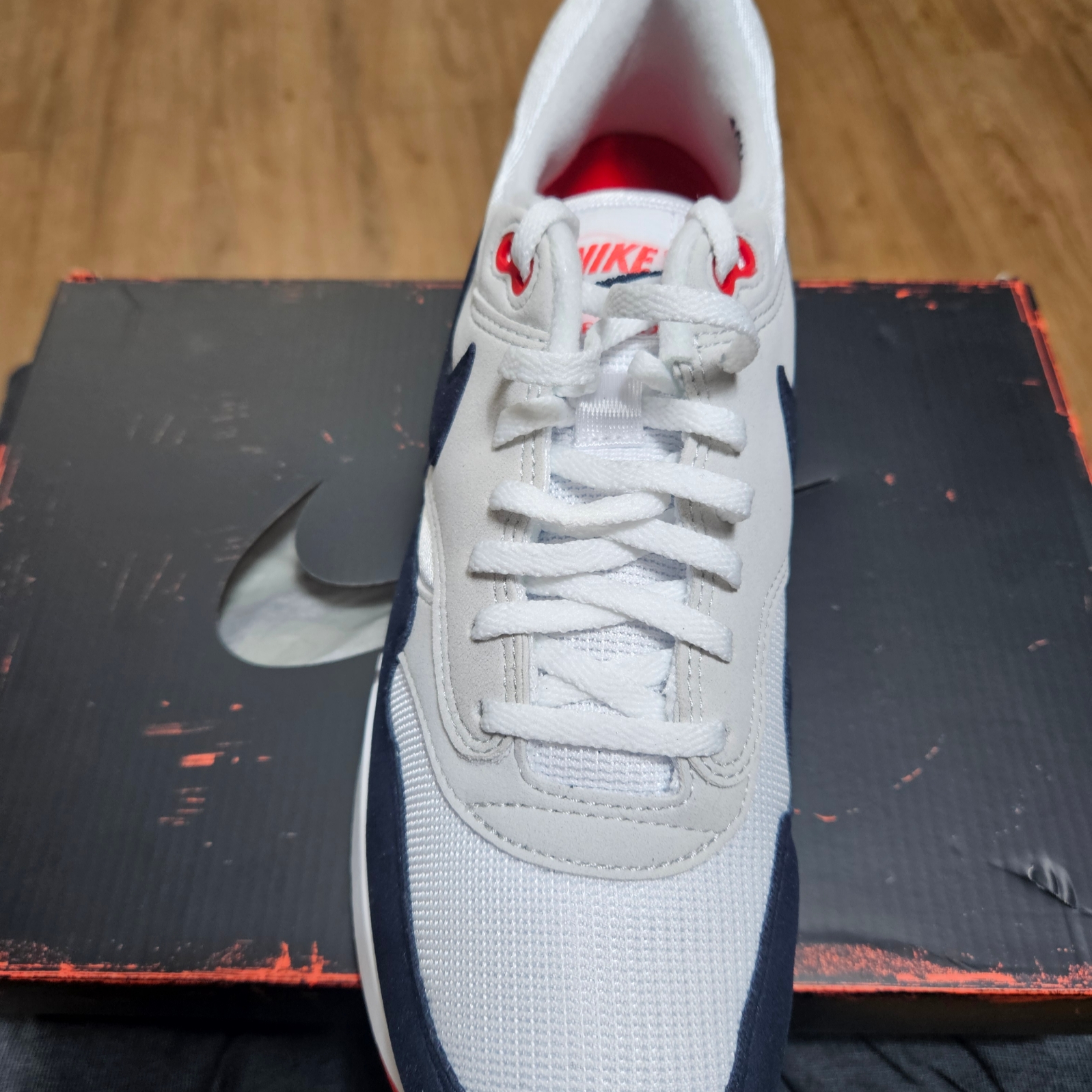 Nike Air Max 1 '86 Dark Obsidian and University Red 착용 스타일 - 2