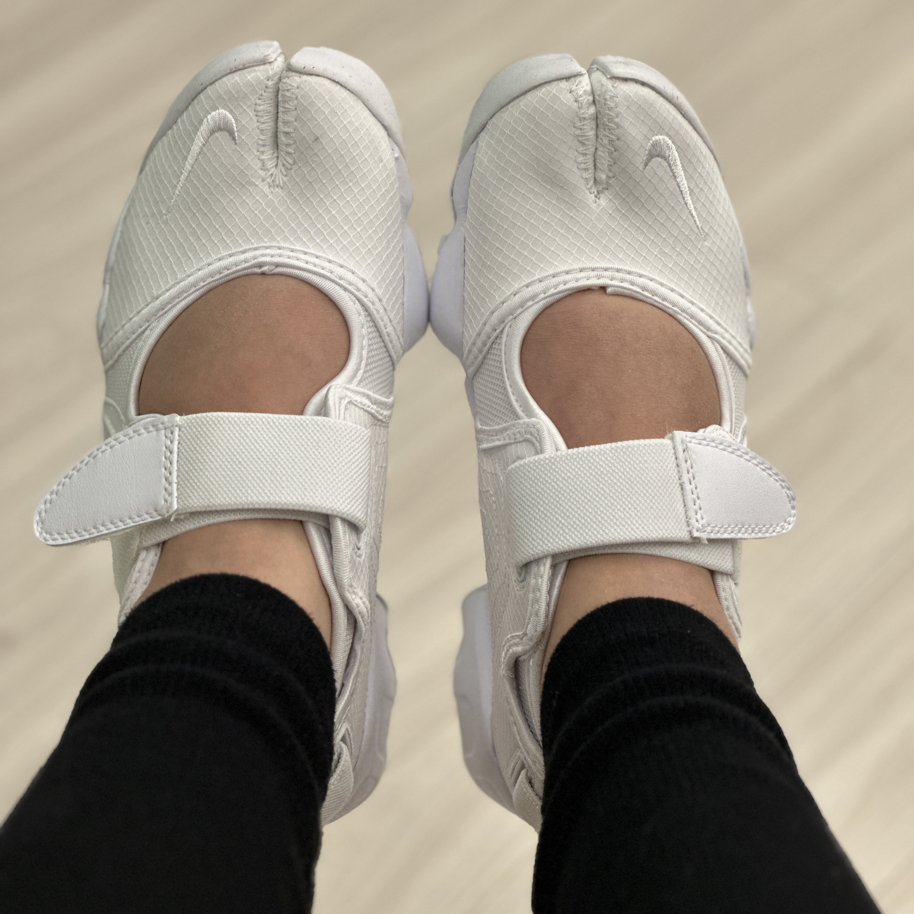 (W) Nike Air Rift Breathe White 착용 스타일 - 1