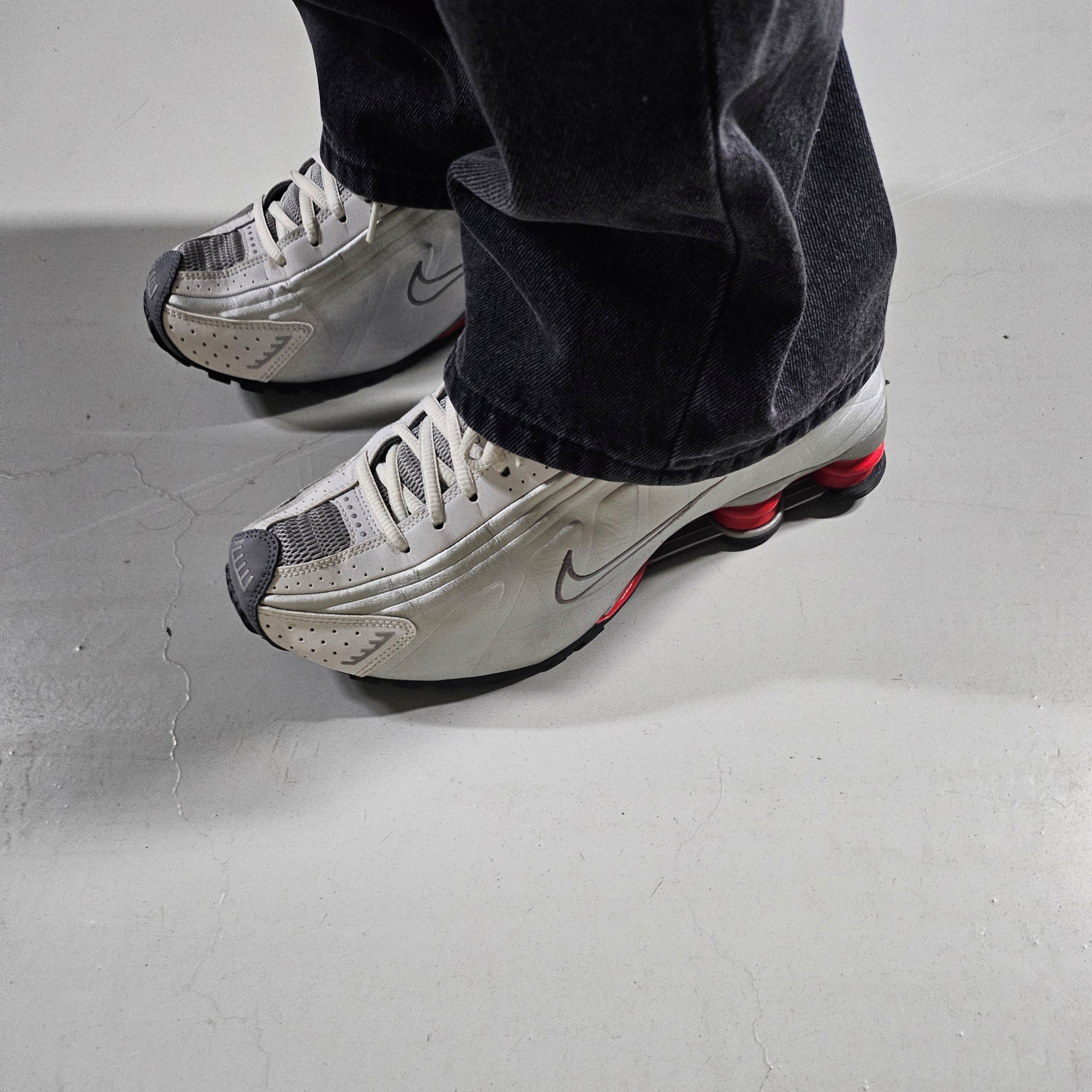 Nike Shox R4 Metallic Silver Comet Red 착용 스타일