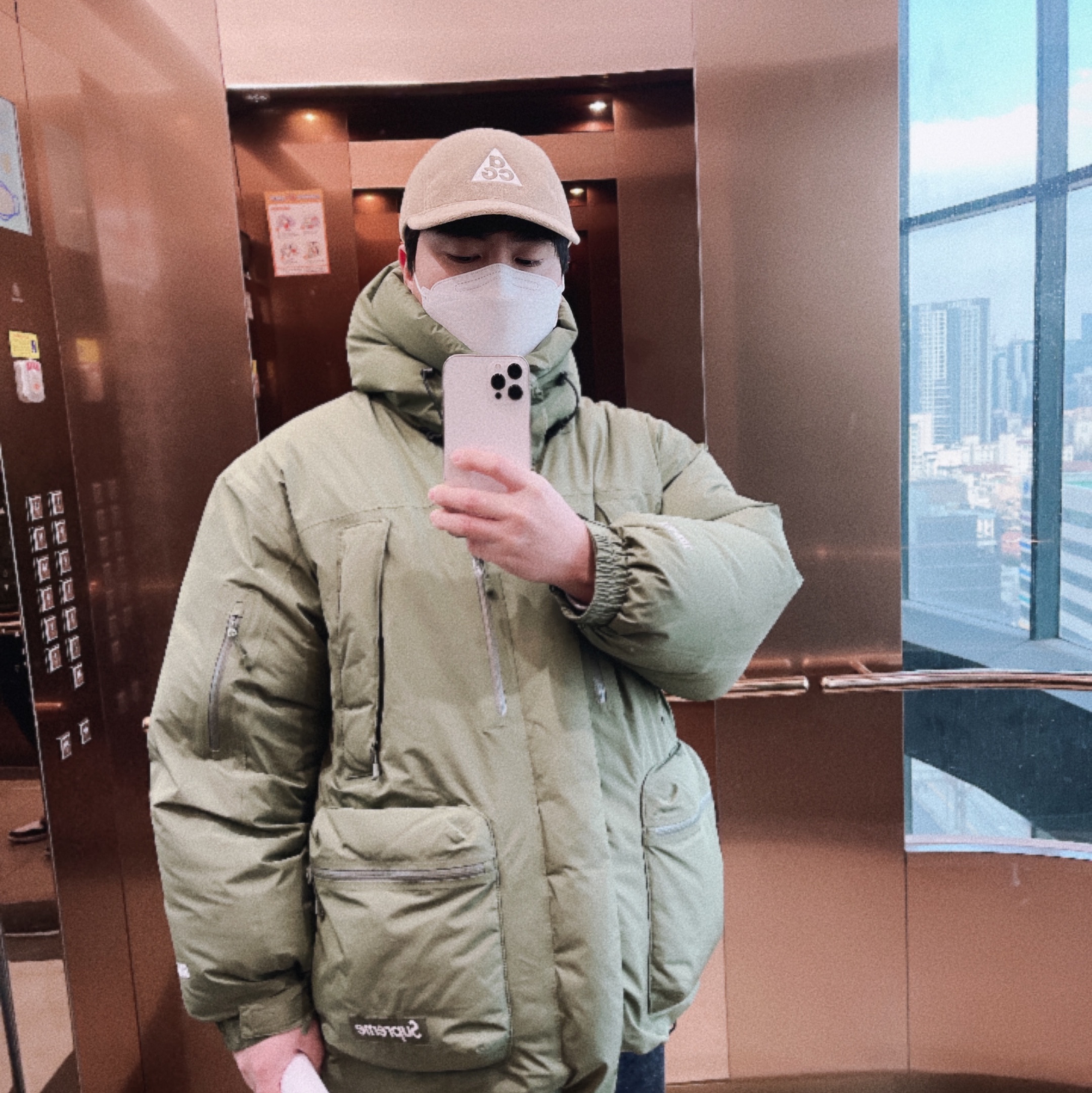 Supreme Gore-Tex 700-Fill Down Parka Olive - 22FW, Nike ACG AW84 Fleece Cap Parachute Beige 착용 스타일