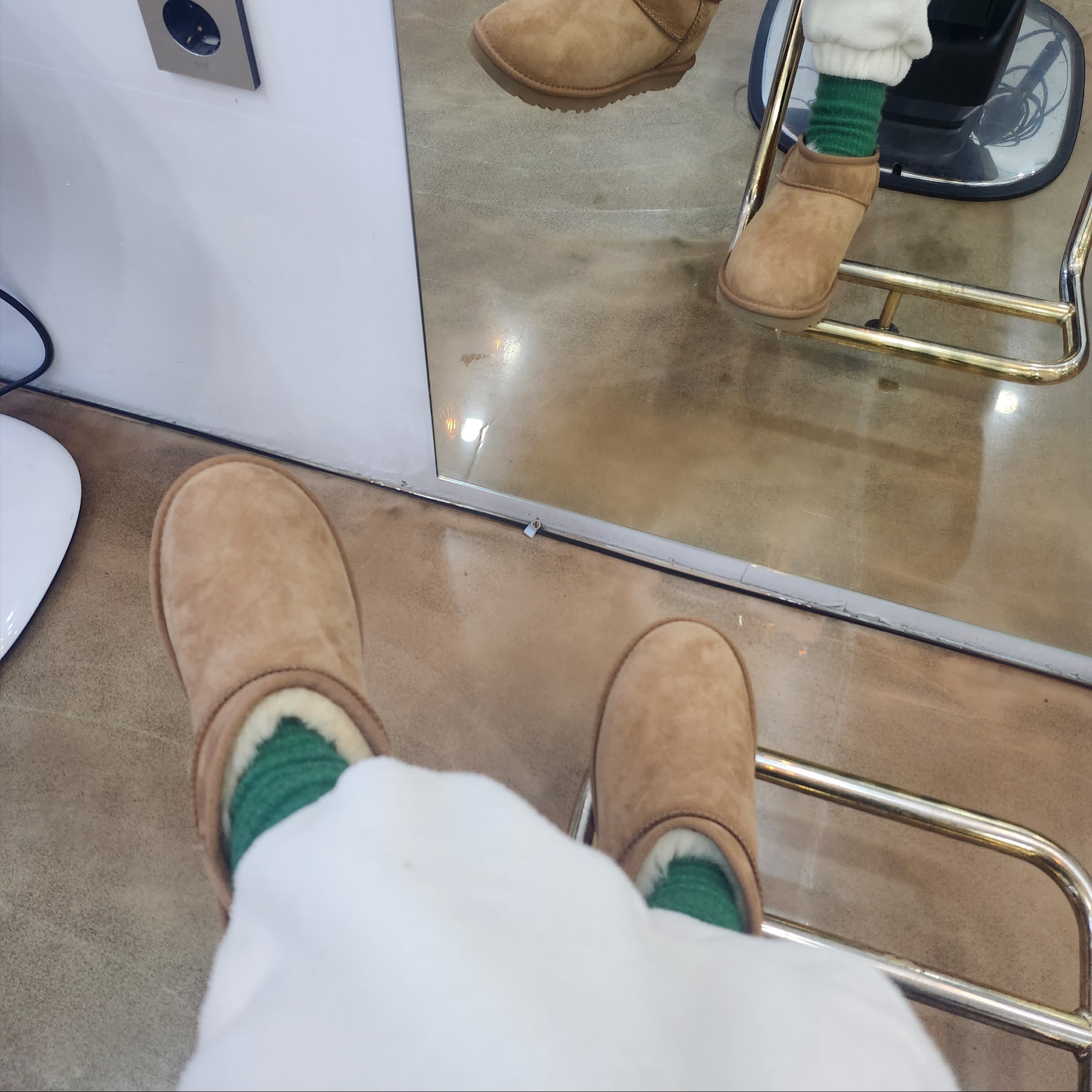 (W) UGG Classic Ultra Mini Boots Chestnut 착용 스타일