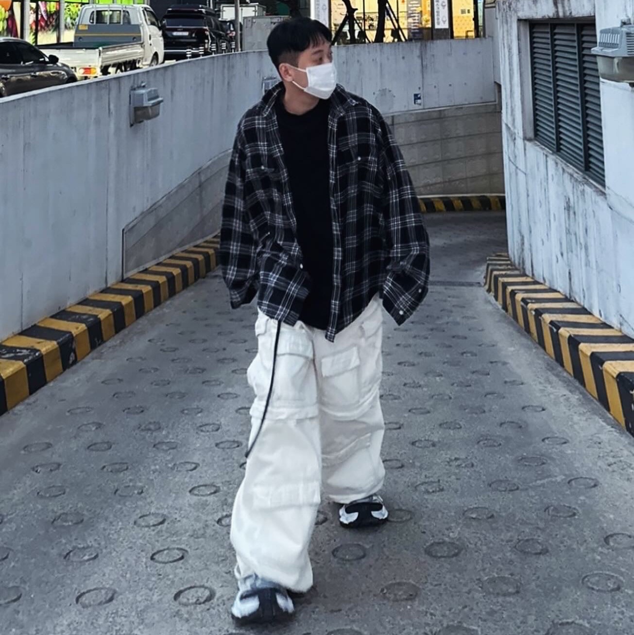 Balenciaga Cargo Sneakers White Grey 착용 스타일 - 1