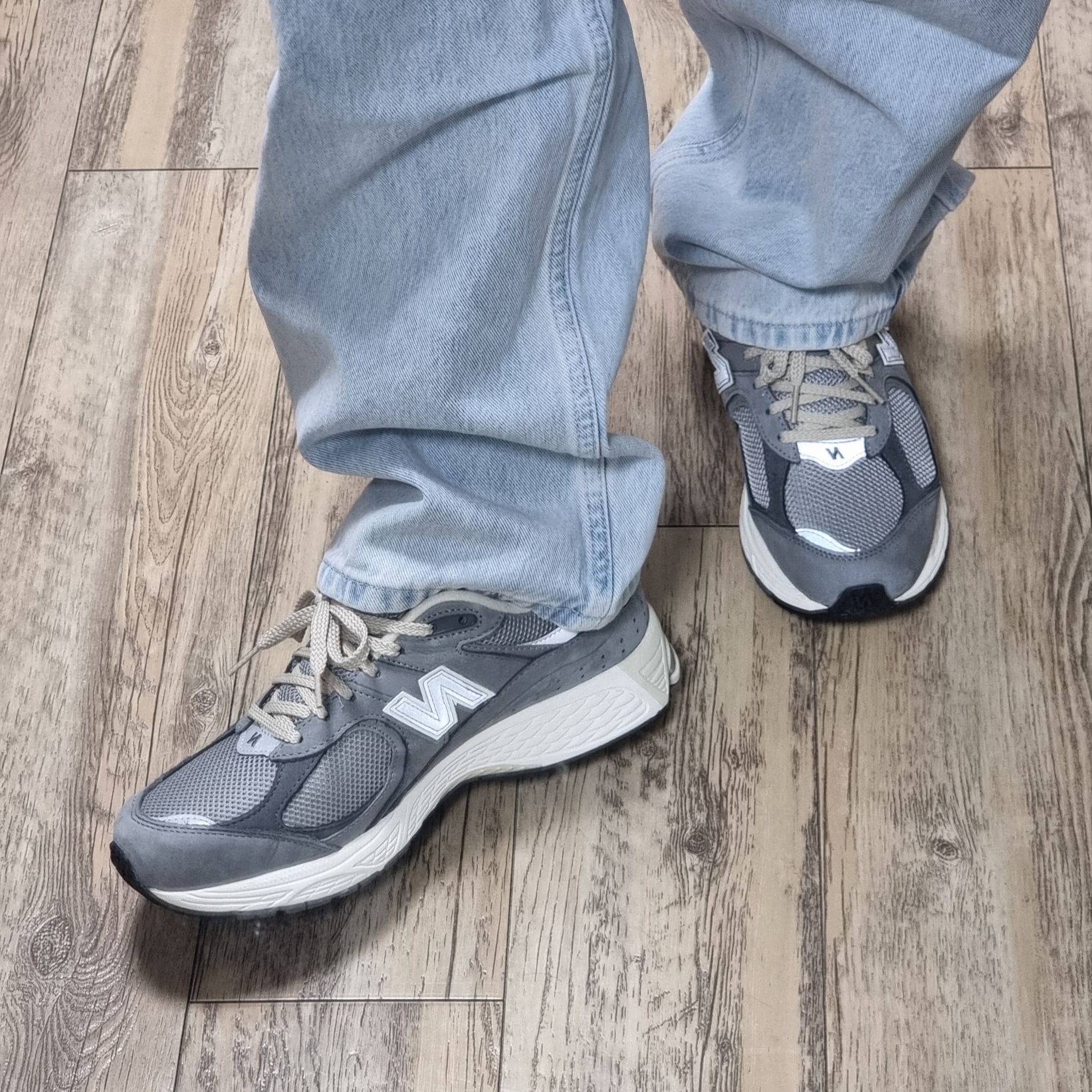 New Balance 2002R Premium Vintage Grey 착용 스타일