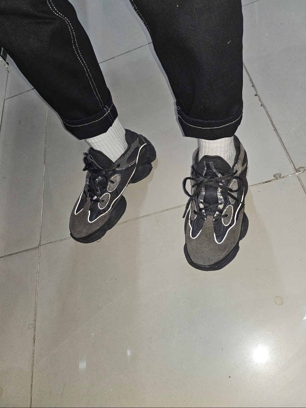 Adidas Yeezy 500 Utility Black 2018/2020 착용 스타일 - 2