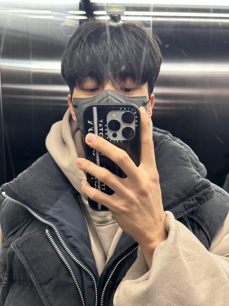 Casetify x Matin Kim iPhone Black Logo Magsafe Impact Case Matte Black 착용 스타일