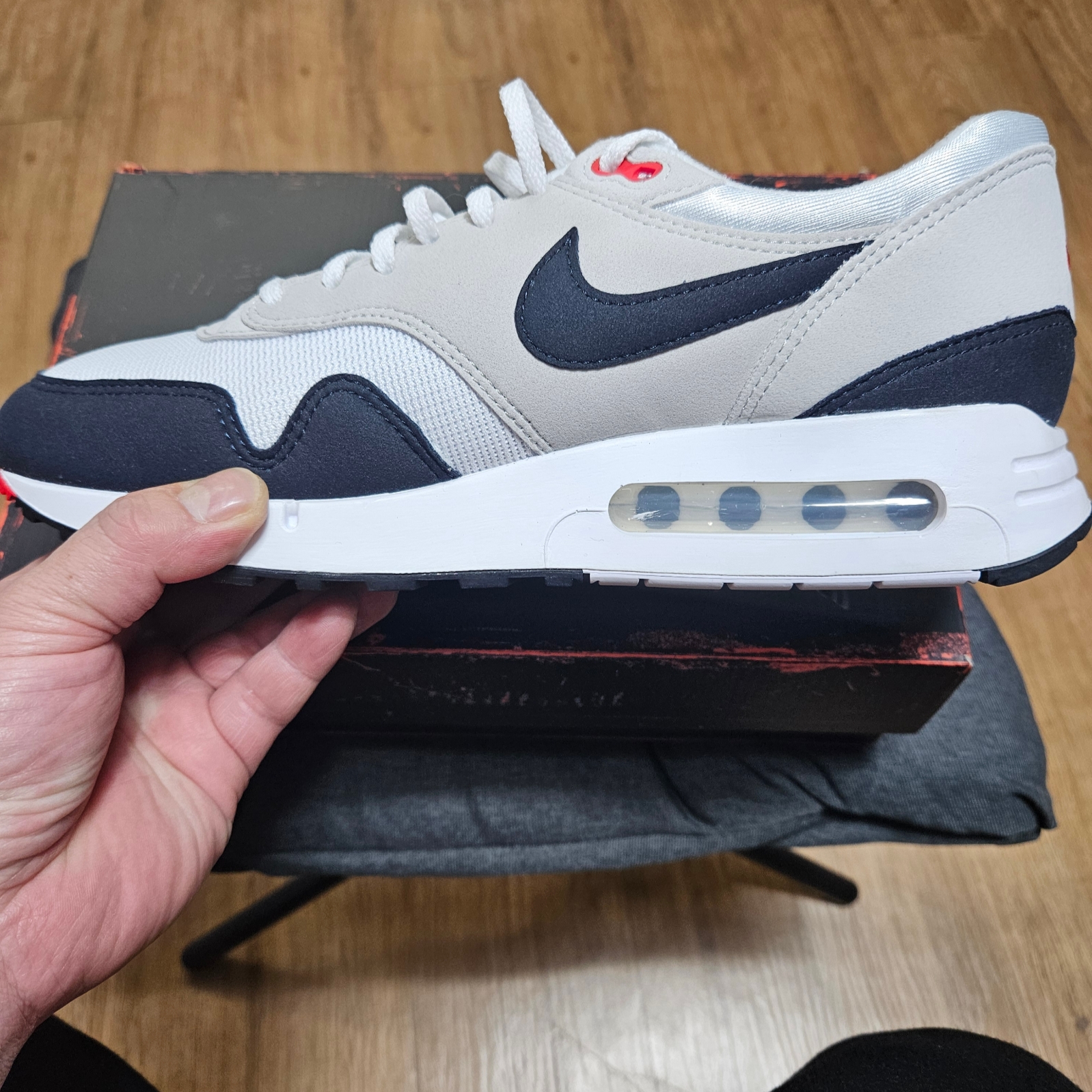 Nike Air Max 1 '86 Dark Obsidian and University Red 착용 스타일 - 4