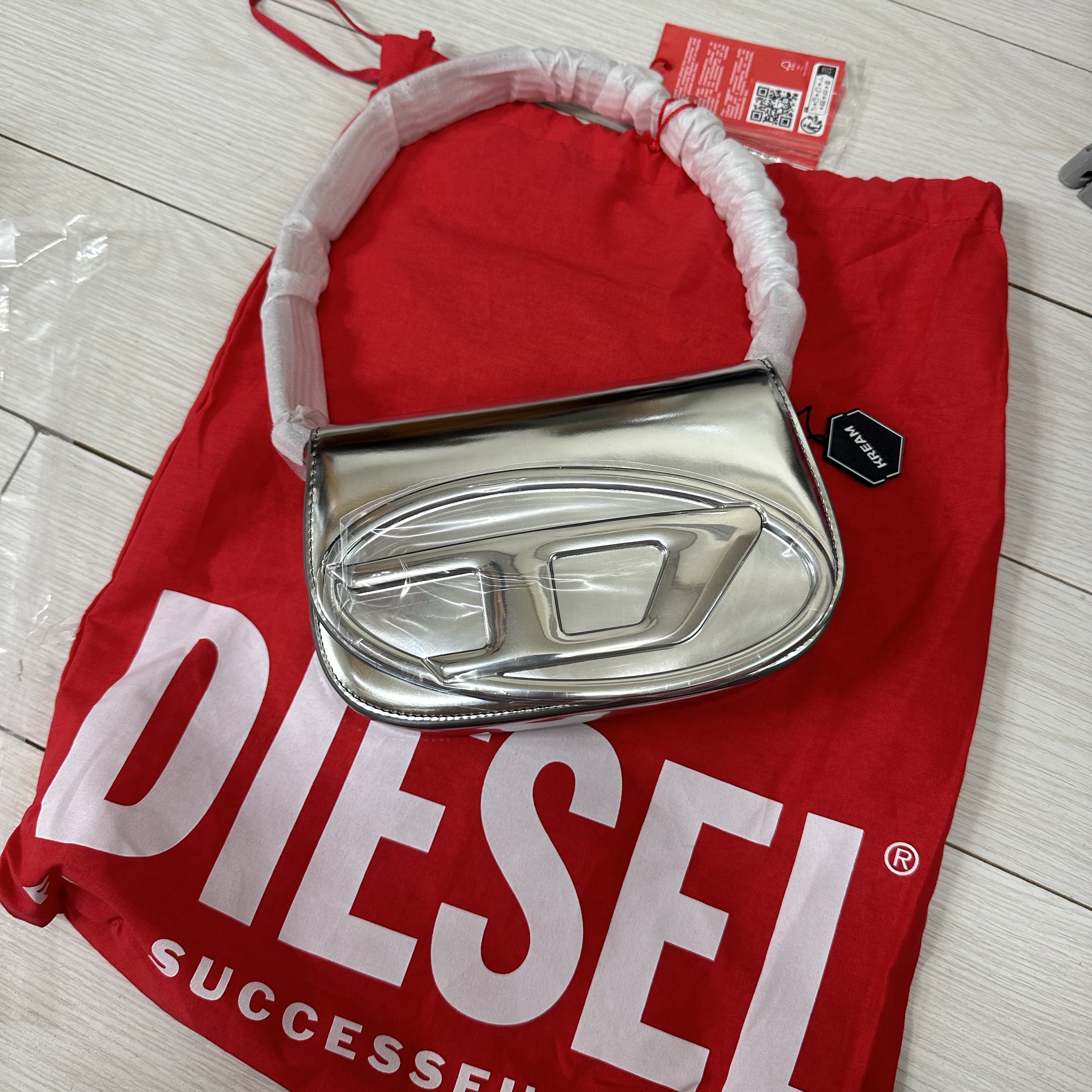 Diesel 1DR Shoulder Bag in Mirrored Leather Silver 착용 스타일