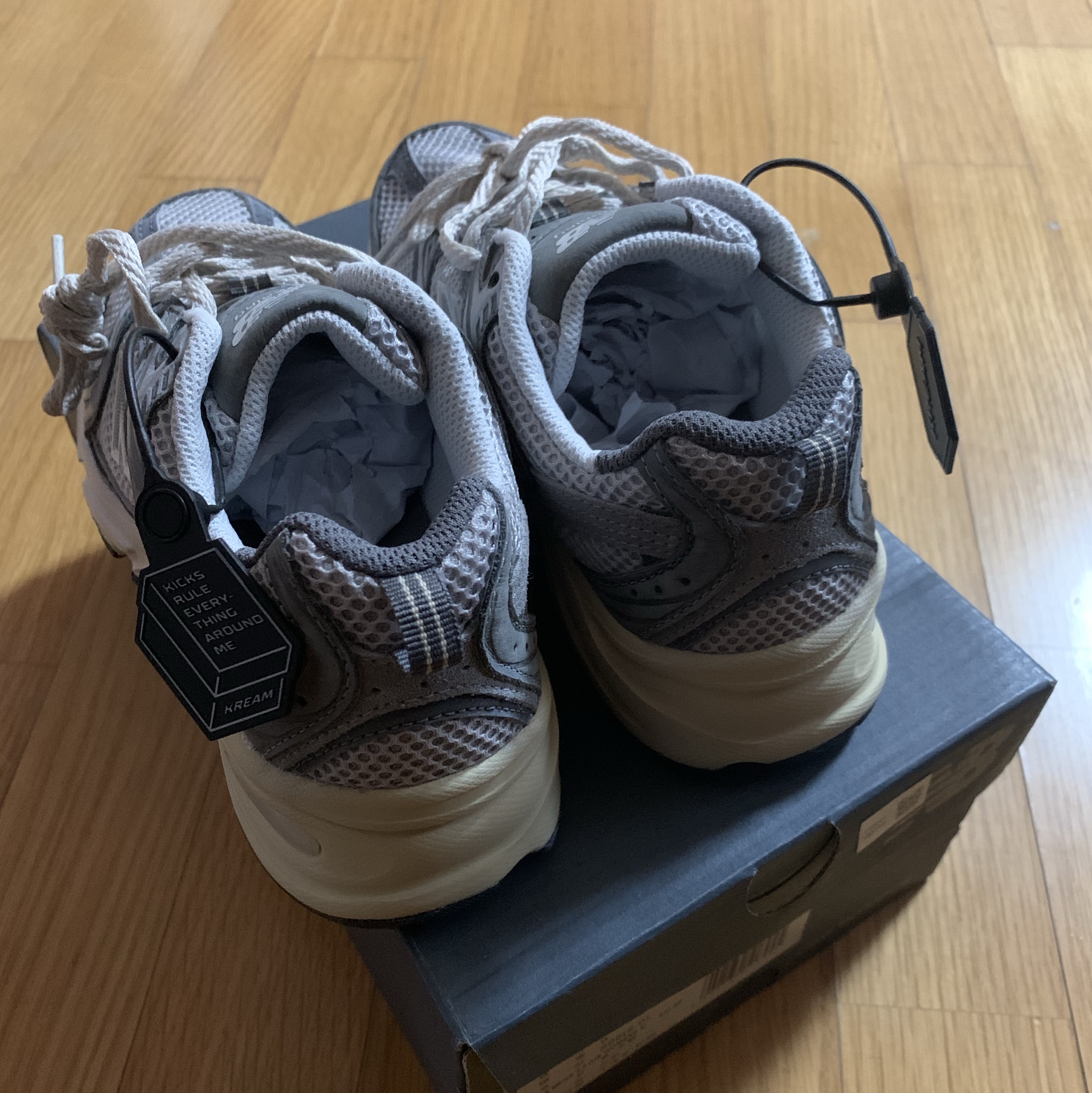 New Balance 530 Premium Vintage Grey Matter 착용 스타일 - 5