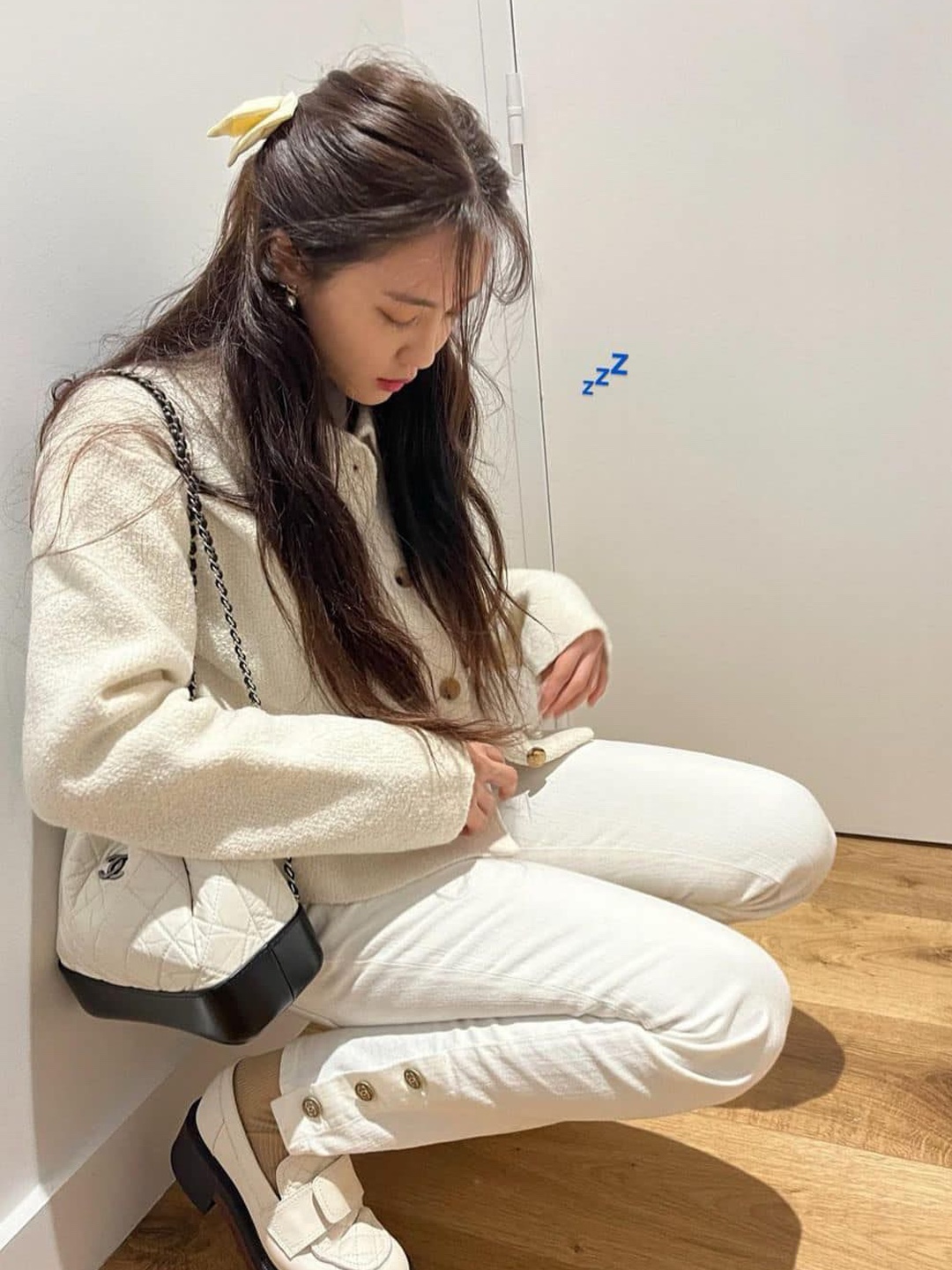 Chanel Small Gabrielle Backpack Aged Calfskin & Gold Silver White Black, Chanel Small Gabrielle Backpack Aged Calfskin & Gold Silver Black 착용 스타일 - 2