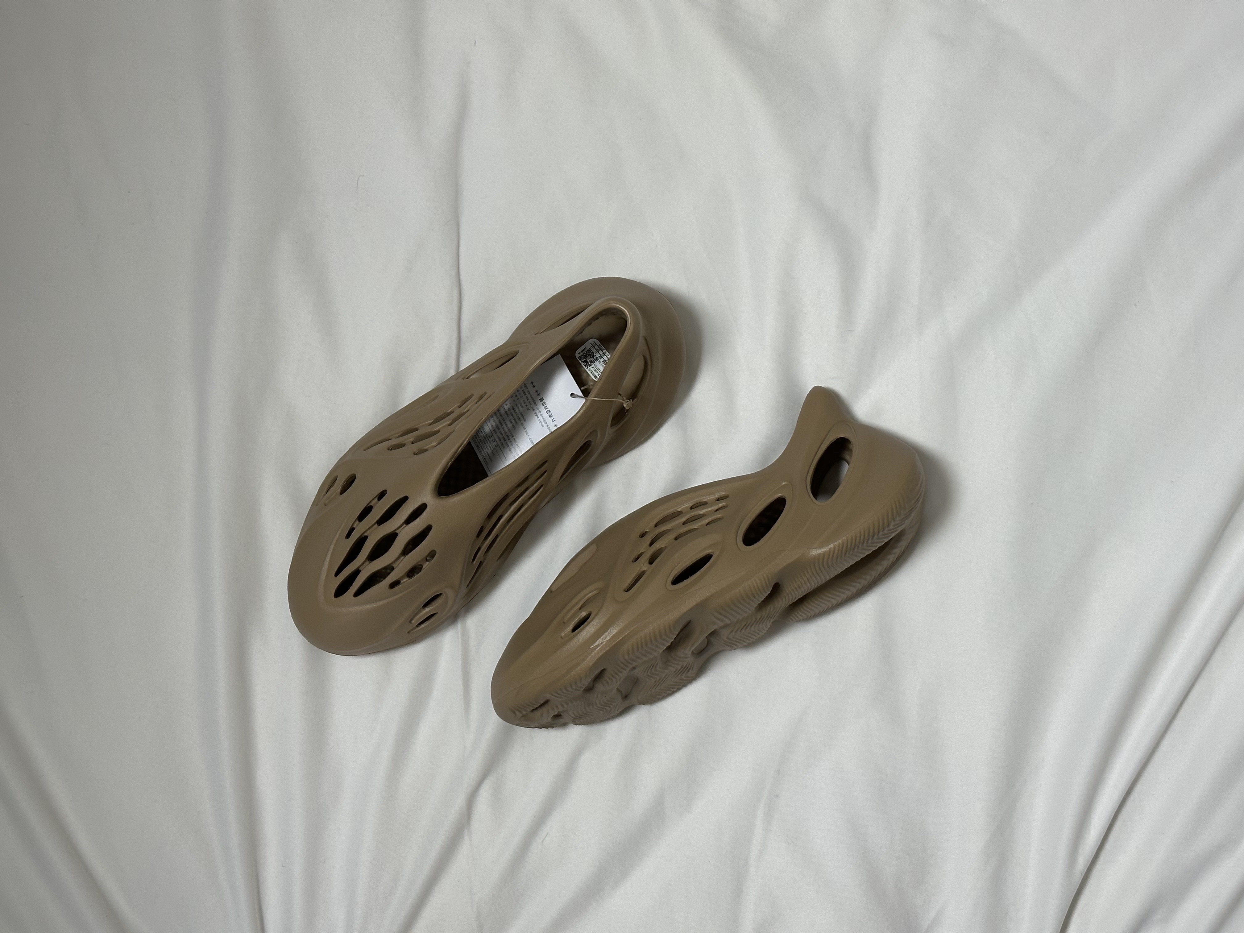Adidas Yeezy Foam RNNR Clay Taupe 착용 스타일 - 1