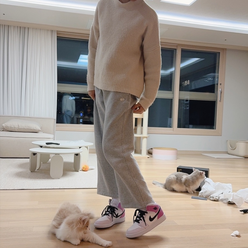 (GS) Jordan 1 Mid Barely Grape White 착용 스타일