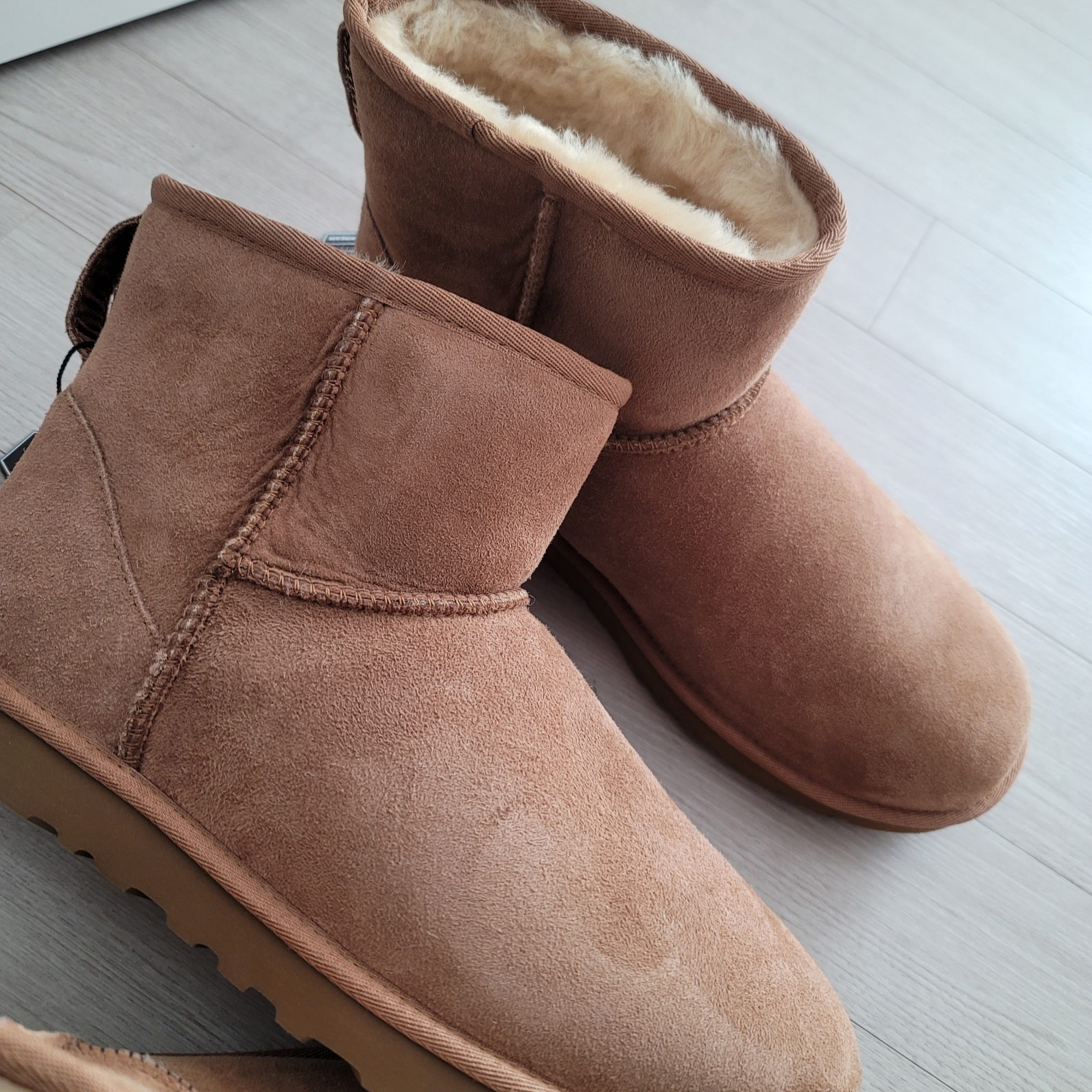 UGG Classic Mini Boots Chestnut, (W) UGG Classic Mini II Boots Chestnut 착용 스타일 - 1