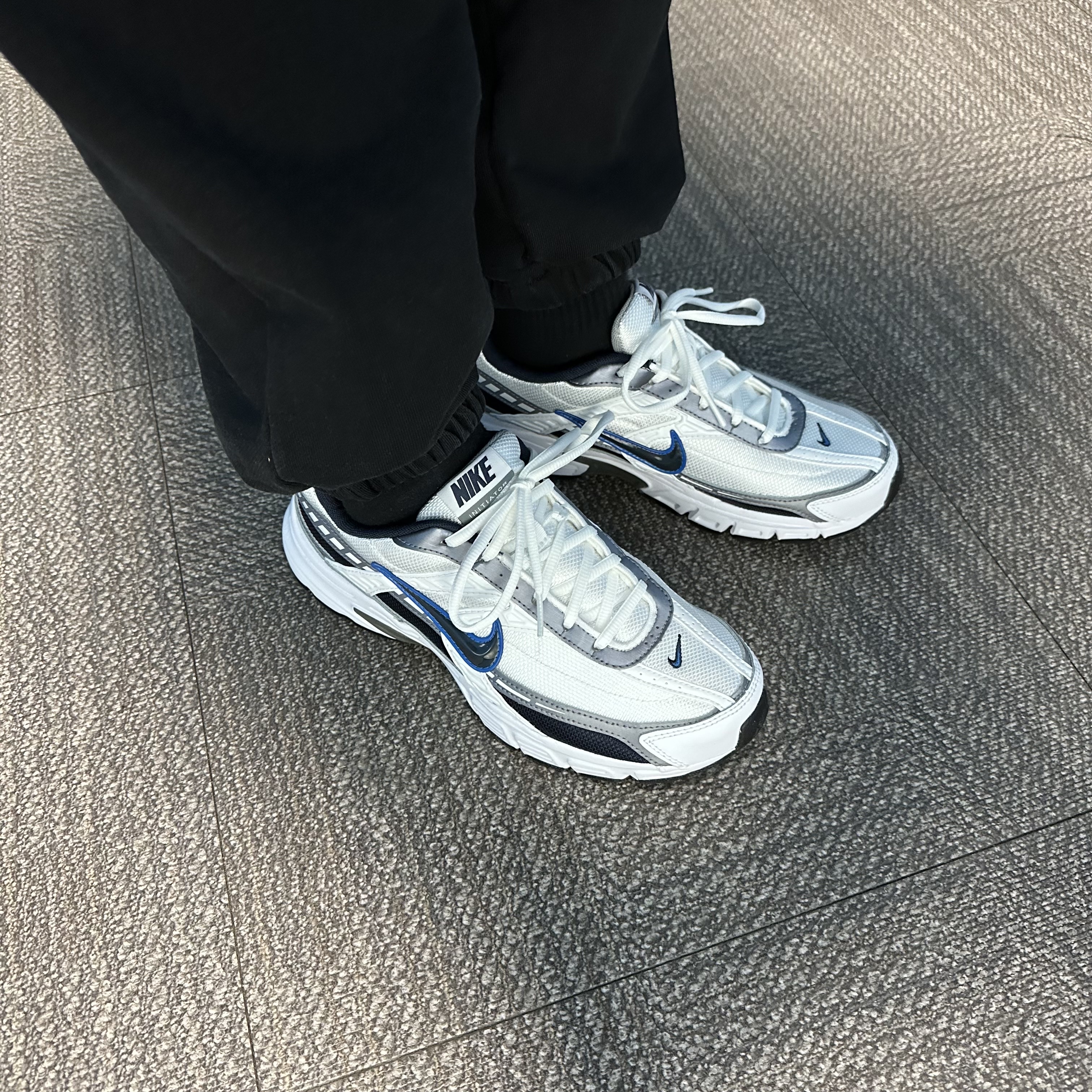 Nike Initiator White Obsidian Metallic Cool Grey 착용 스타일