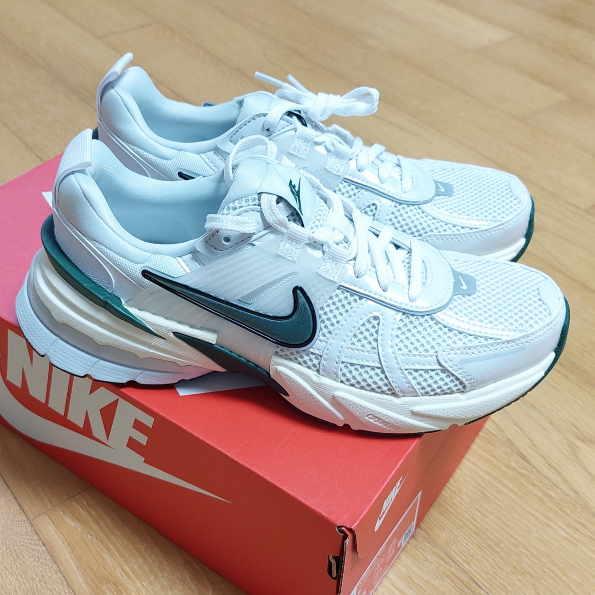 Nike V2K Run White Fir 착용 스타일 - 3