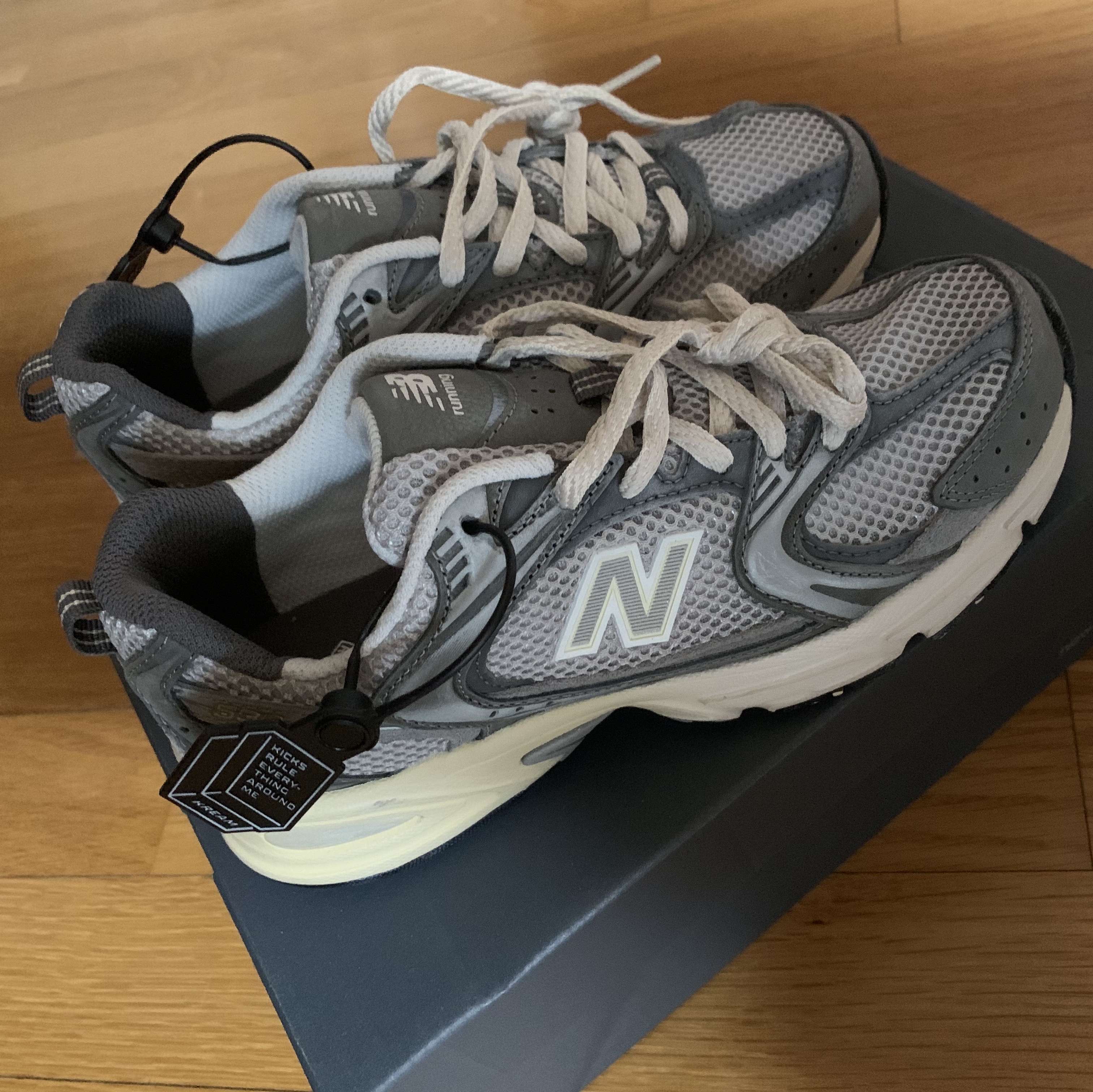 New Balance 530 Premium Vintage Grey Matter 착용 스타일 - 4